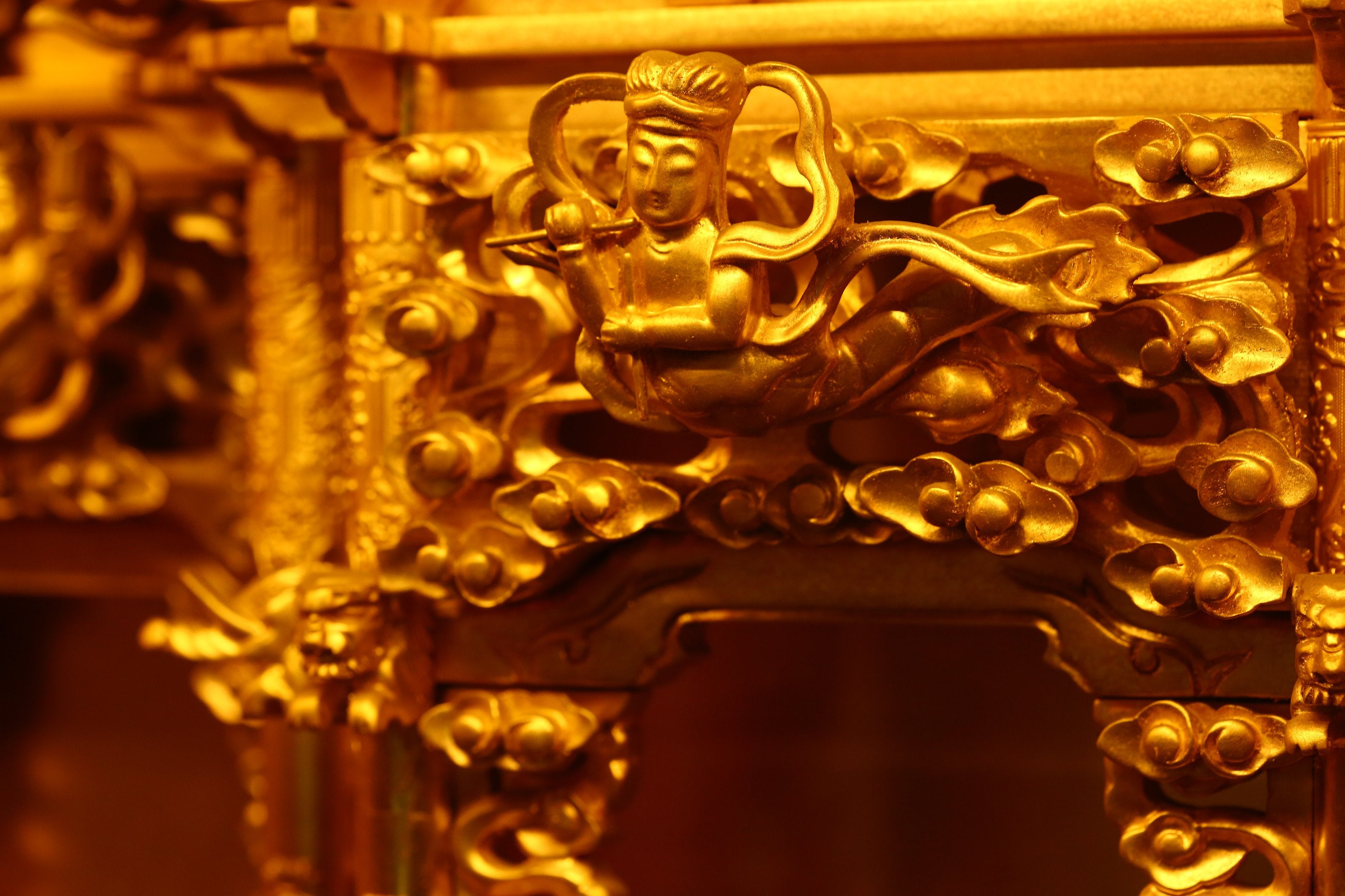 Lacquered and gilded four-fold folding door with carved railings and Buddha