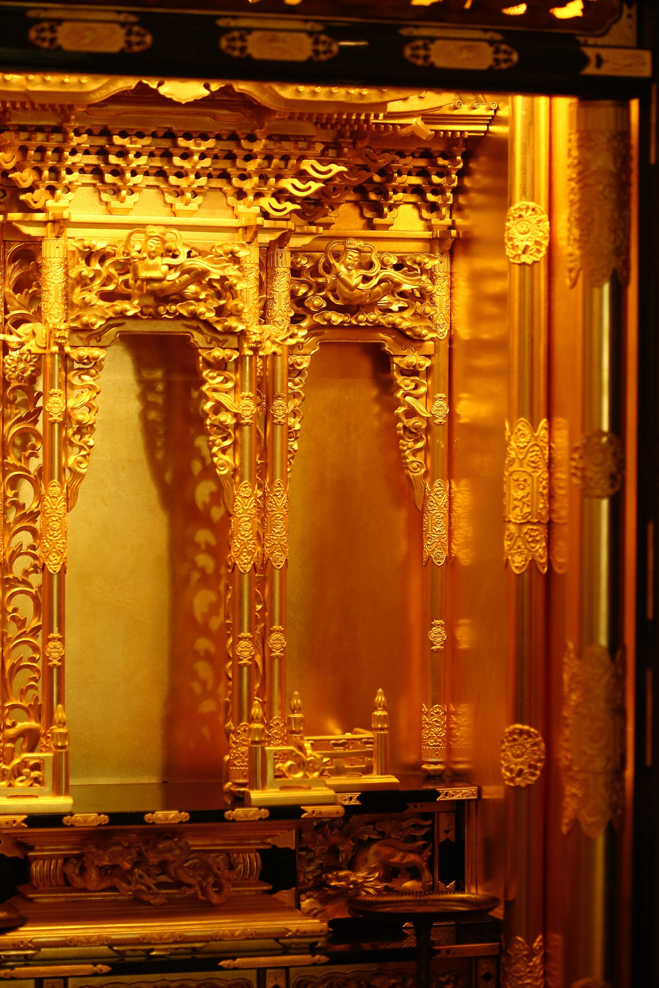 Lacquered and gilded four-fold folding door with carved railings and Buddha