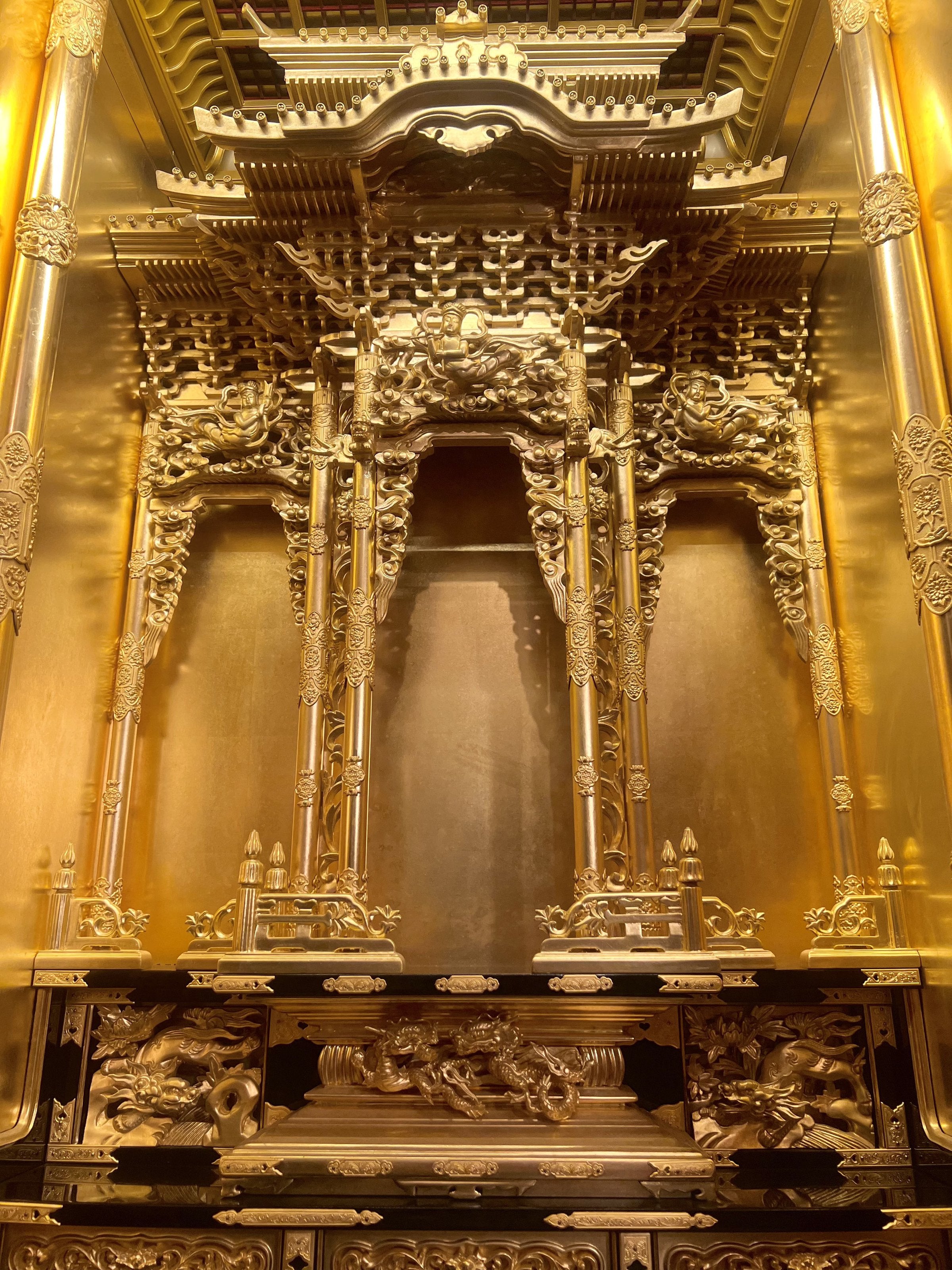 Lacquered and gilded four-fold folding door with carved railings and Buddha