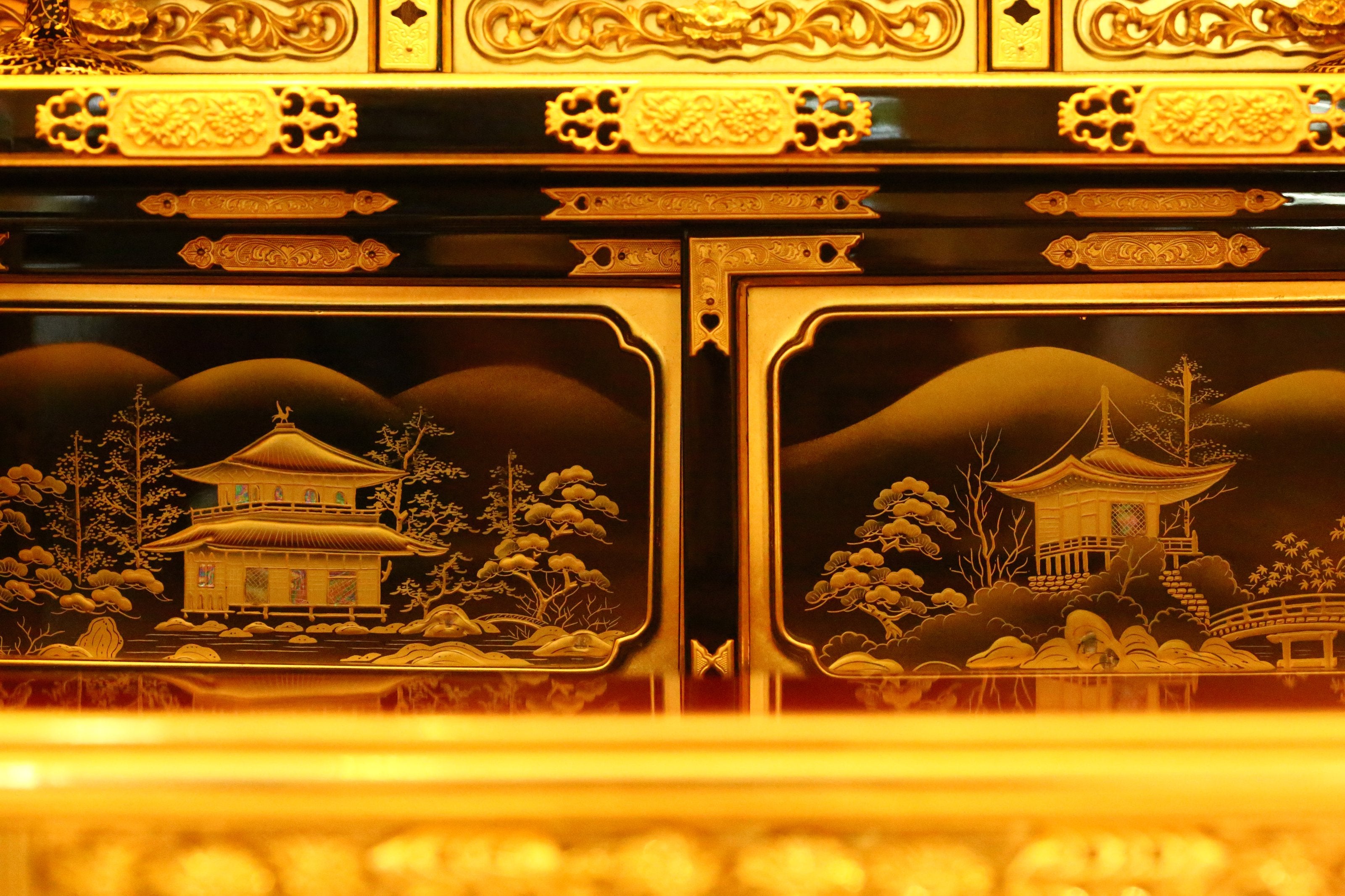 Lacquered and gilded four-fold folding door with carved railings and Buddha