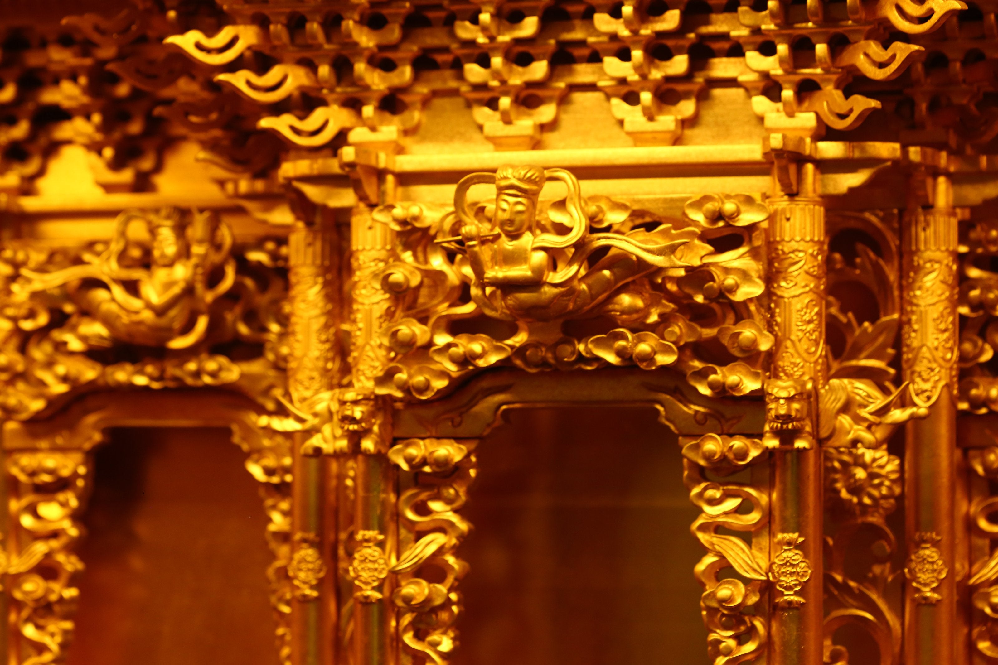 Lacquered and gilded four-fold folding door with carved railings and Buddha