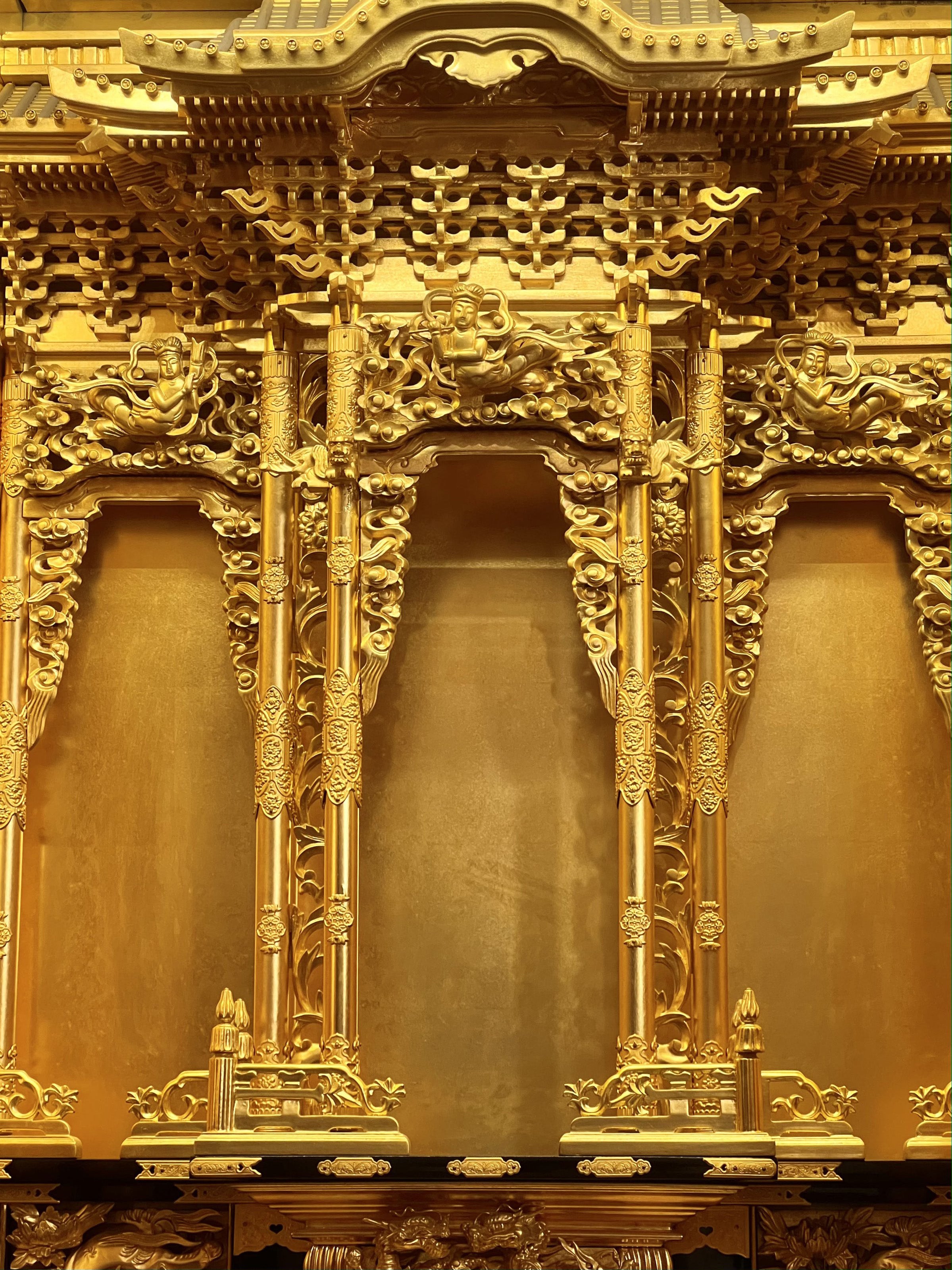Lacquered and gilded four-fold folding door with carved railings and Buddha