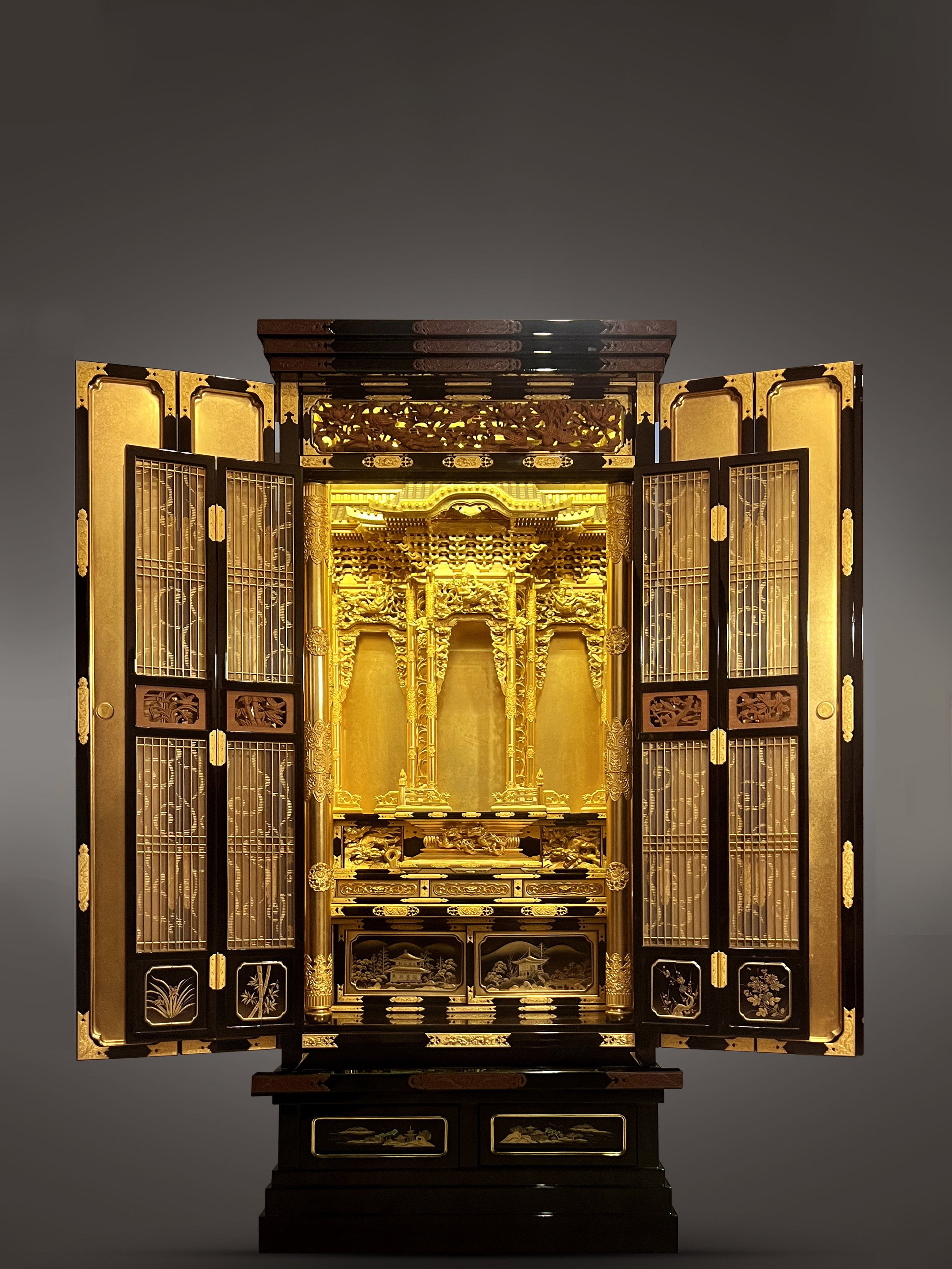 Lacquered and gilded four-fold folding door with carved railings and Buddha