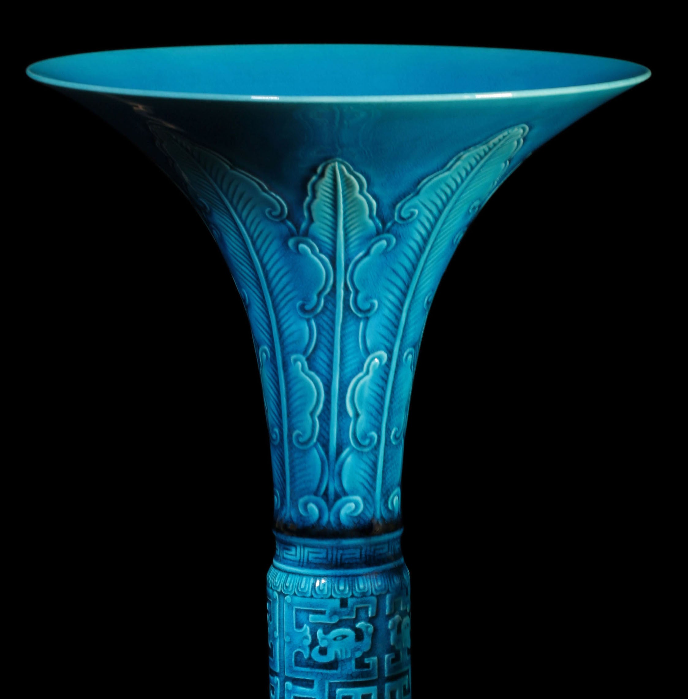 法翠（孔雀蓝）锥拱蕉叶夔纹觚