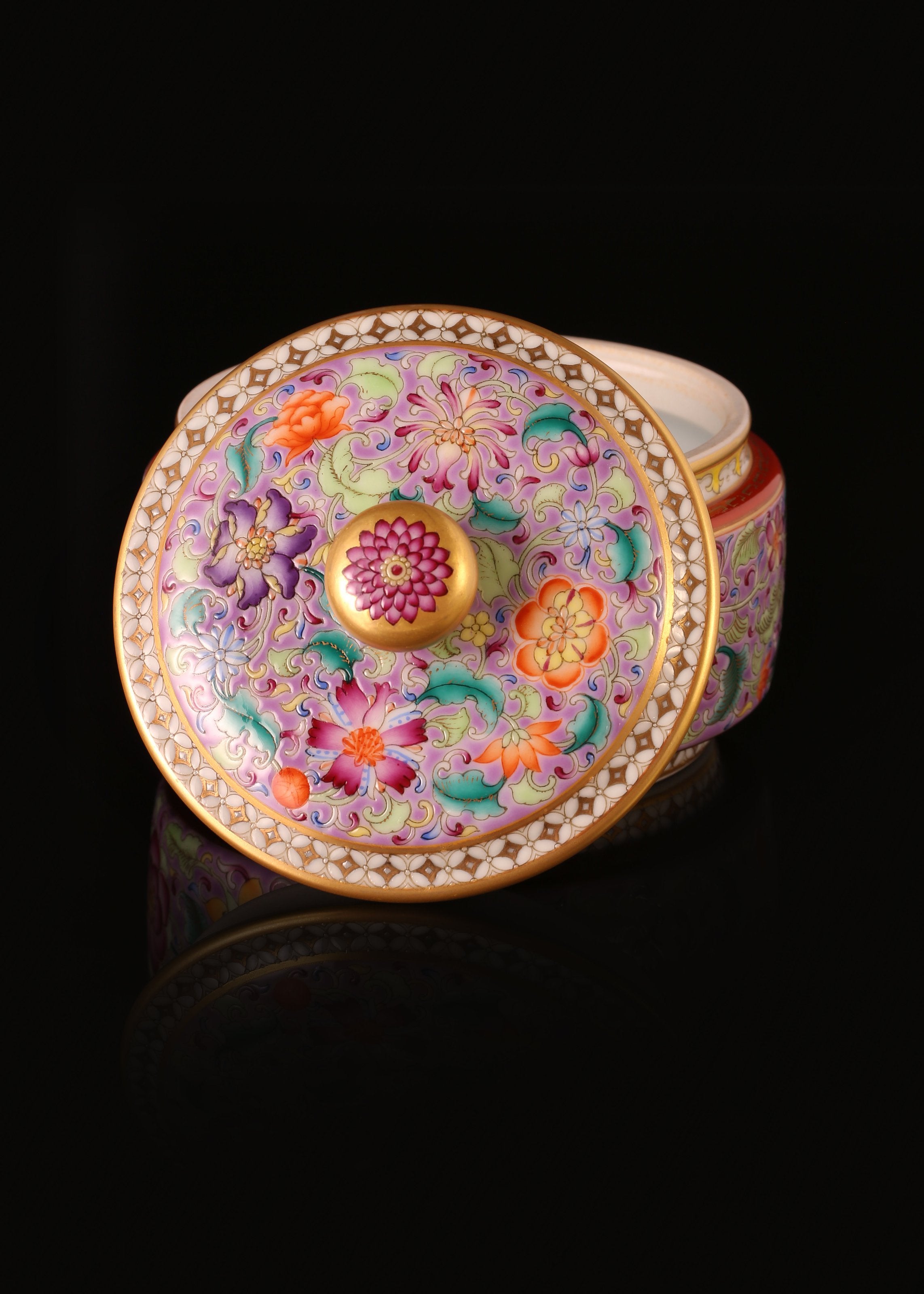 珐琅彩花卉茶叶罐