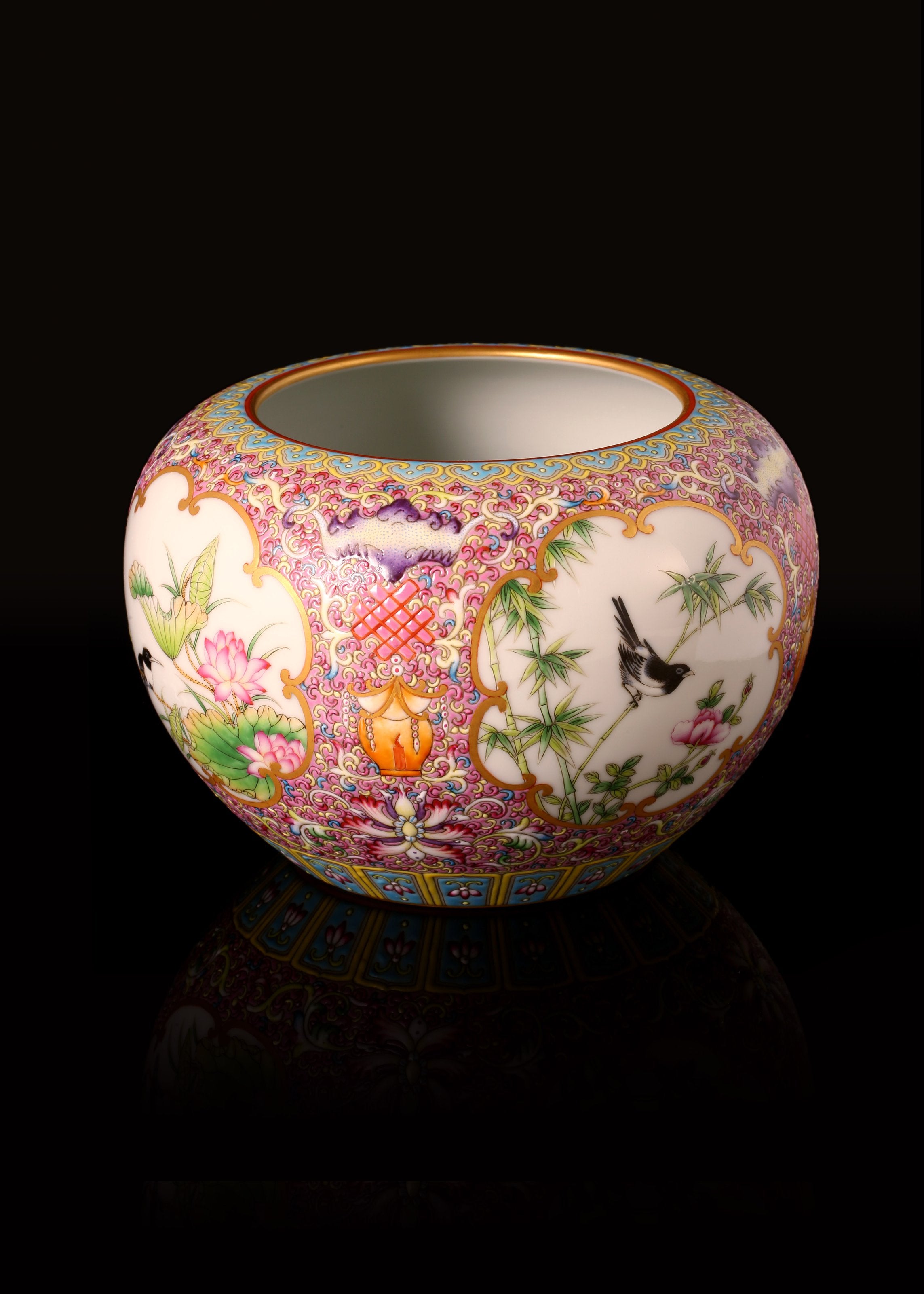 珐琅彩四开窗花鸟建水