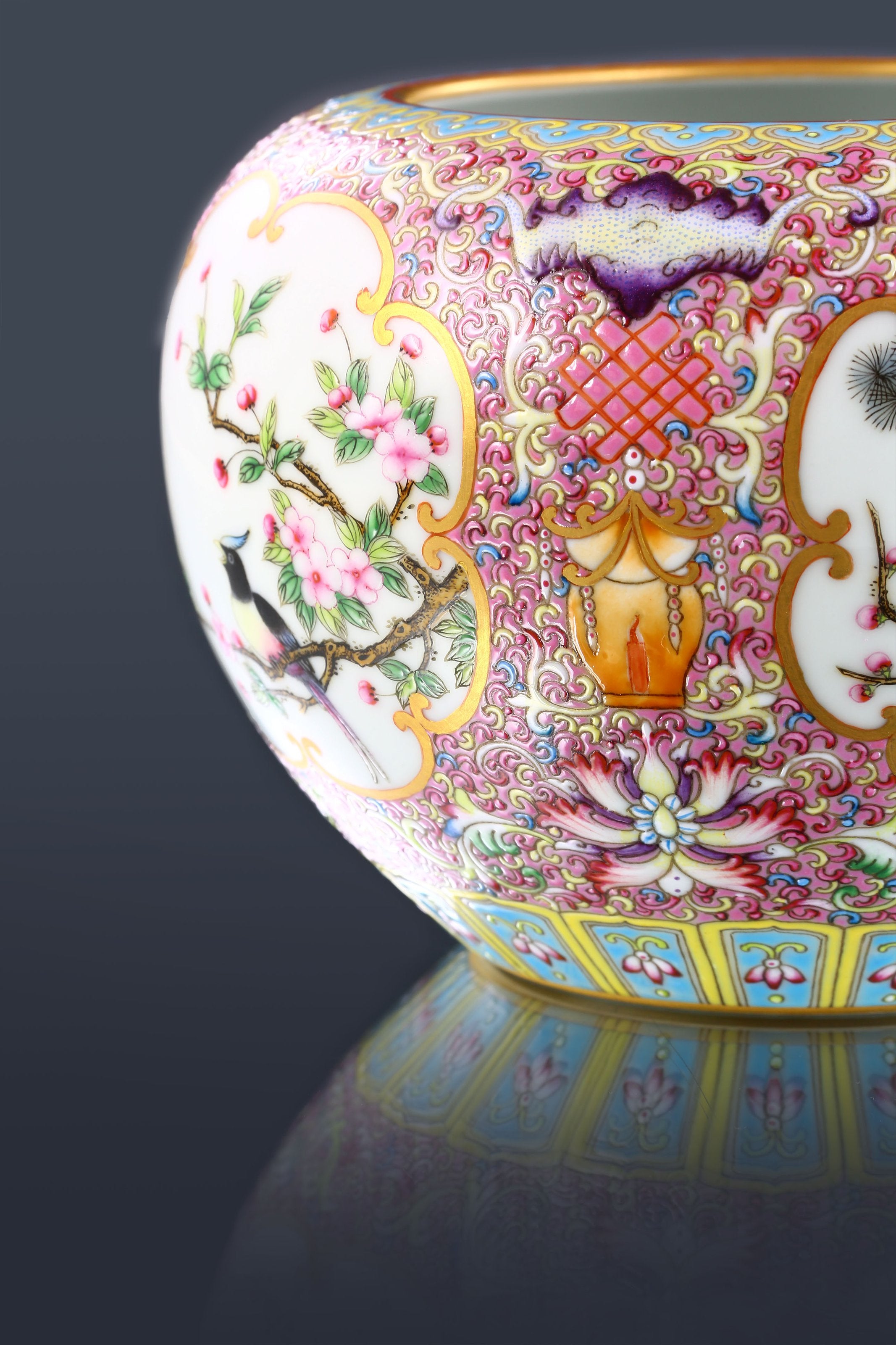 珐琅彩四开窗花鸟建水