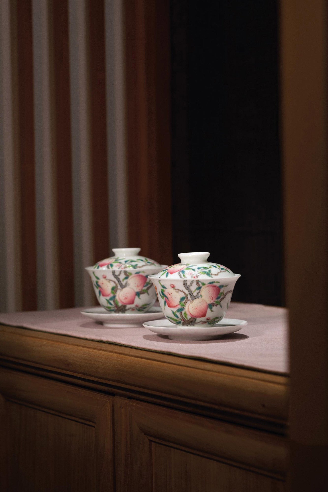 粉彩壽桃子蓋碗