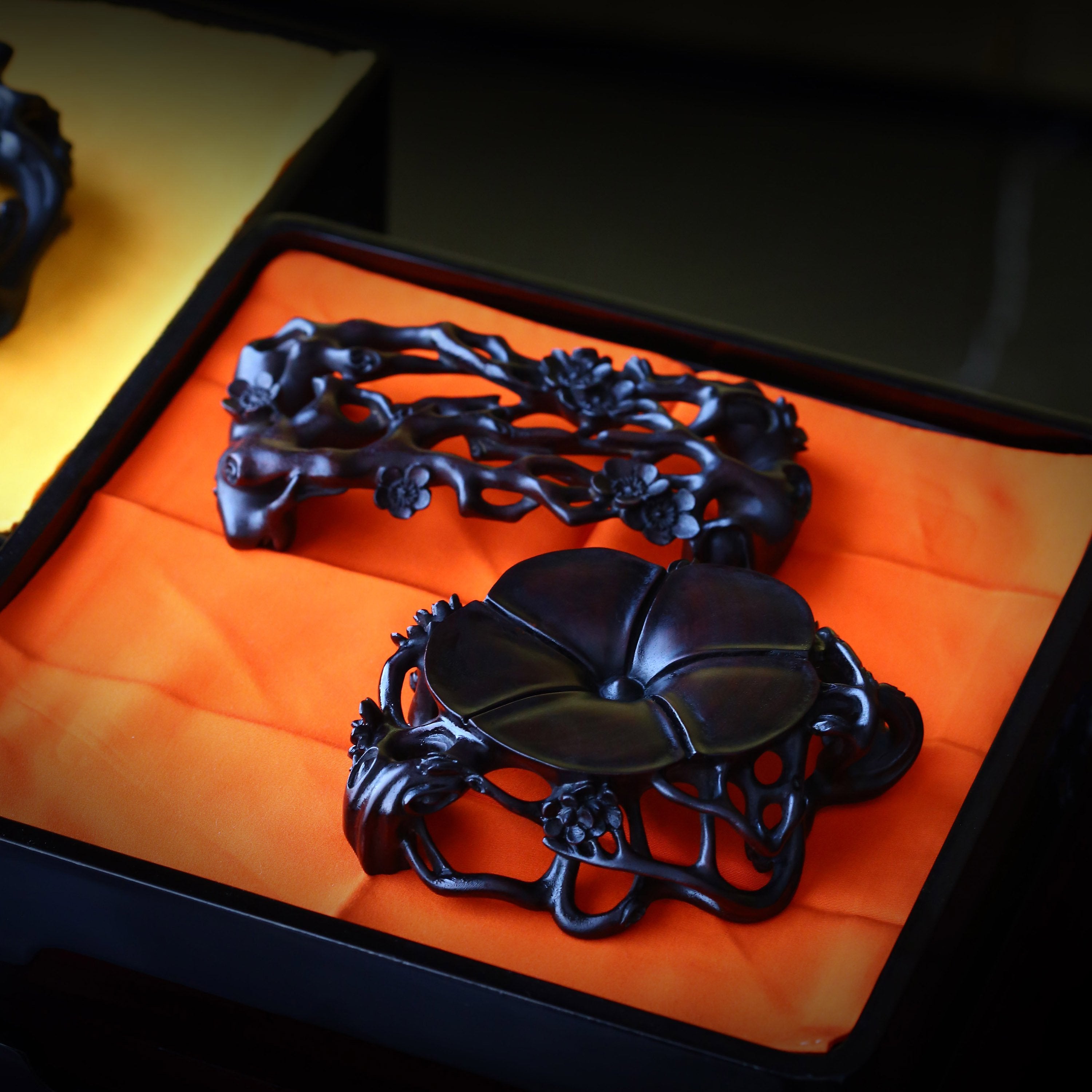 红木梅花、灵芝、海棠纹底托三支