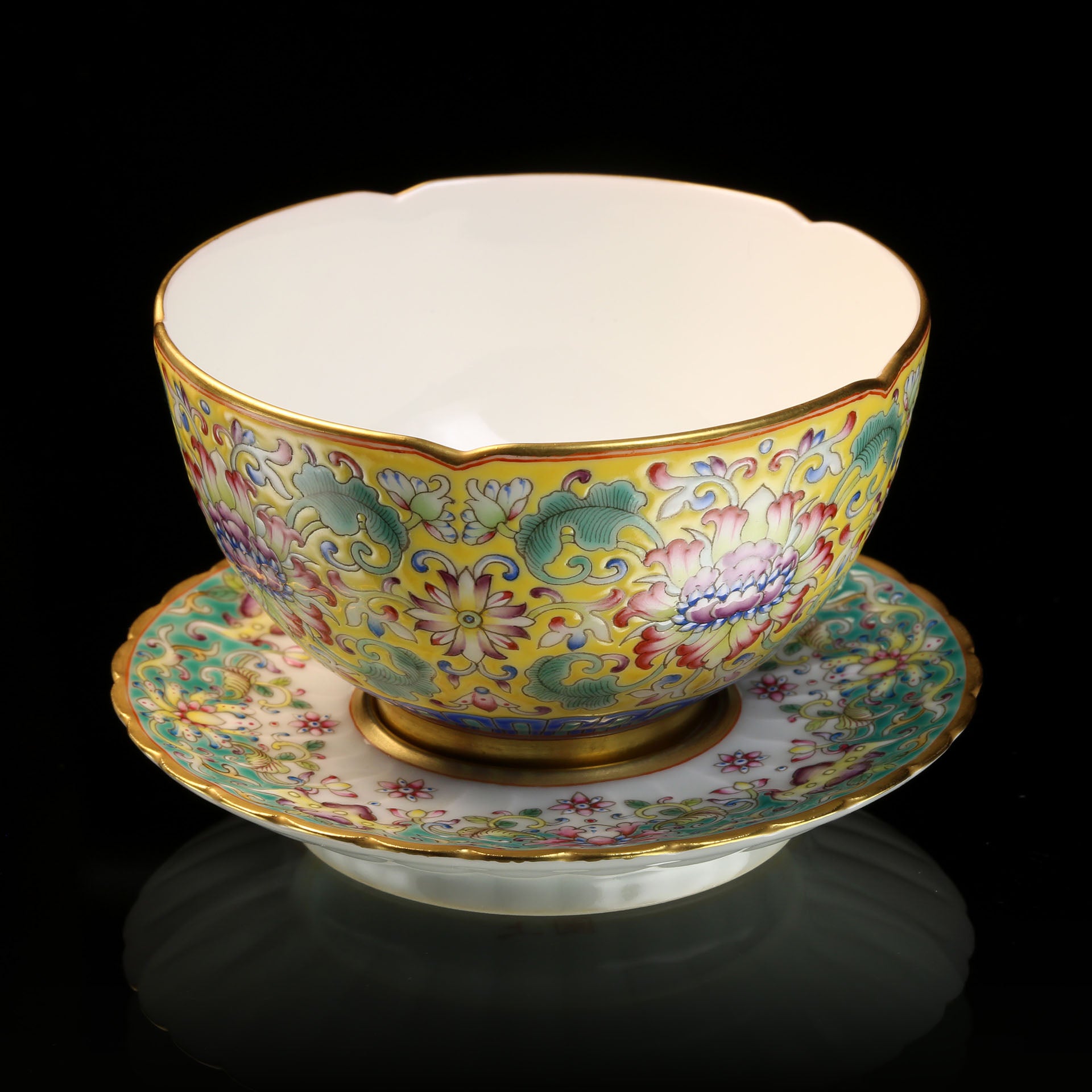 黄地粉彩缠枝葵口杯