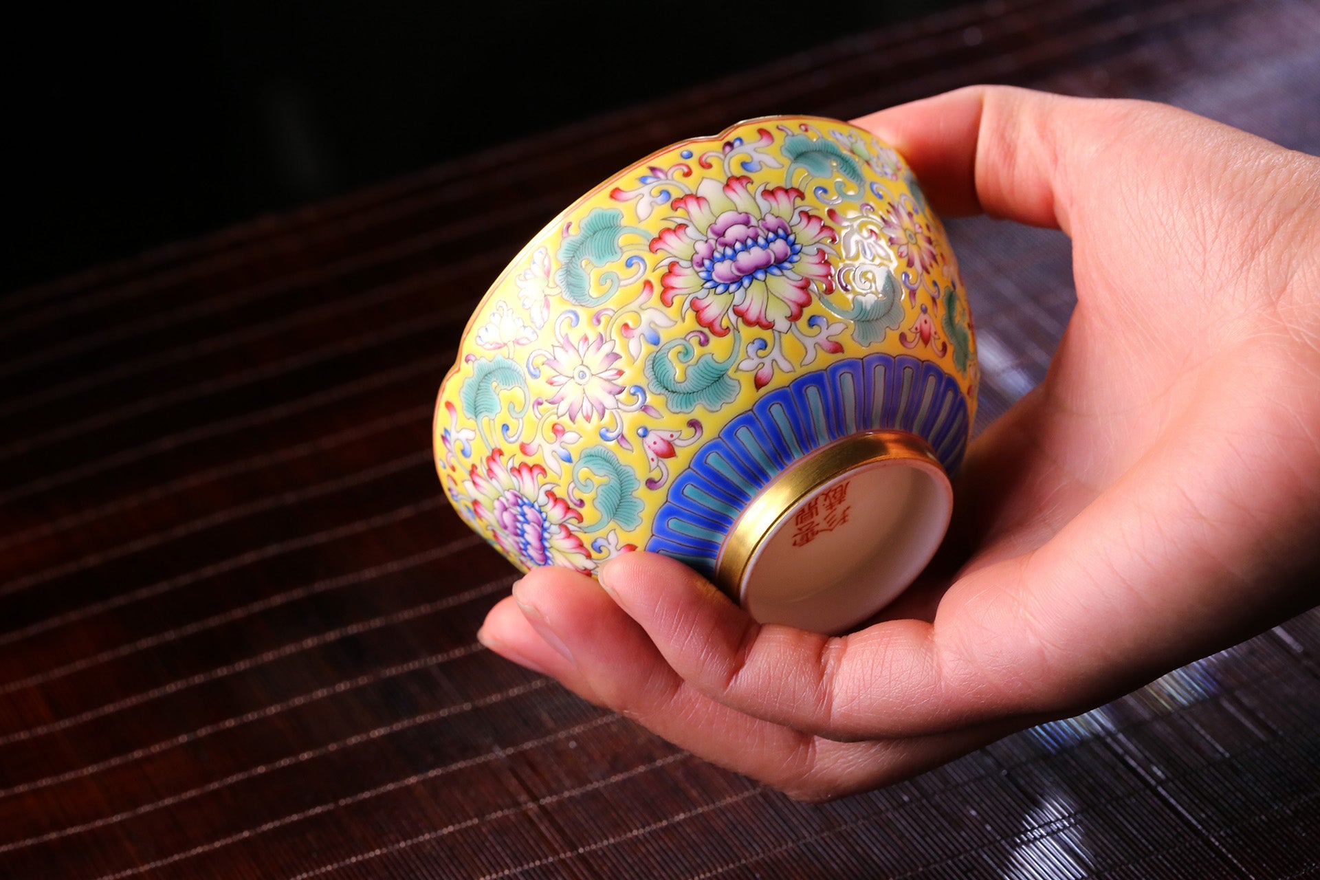 黄地粉彩缠枝葵口杯