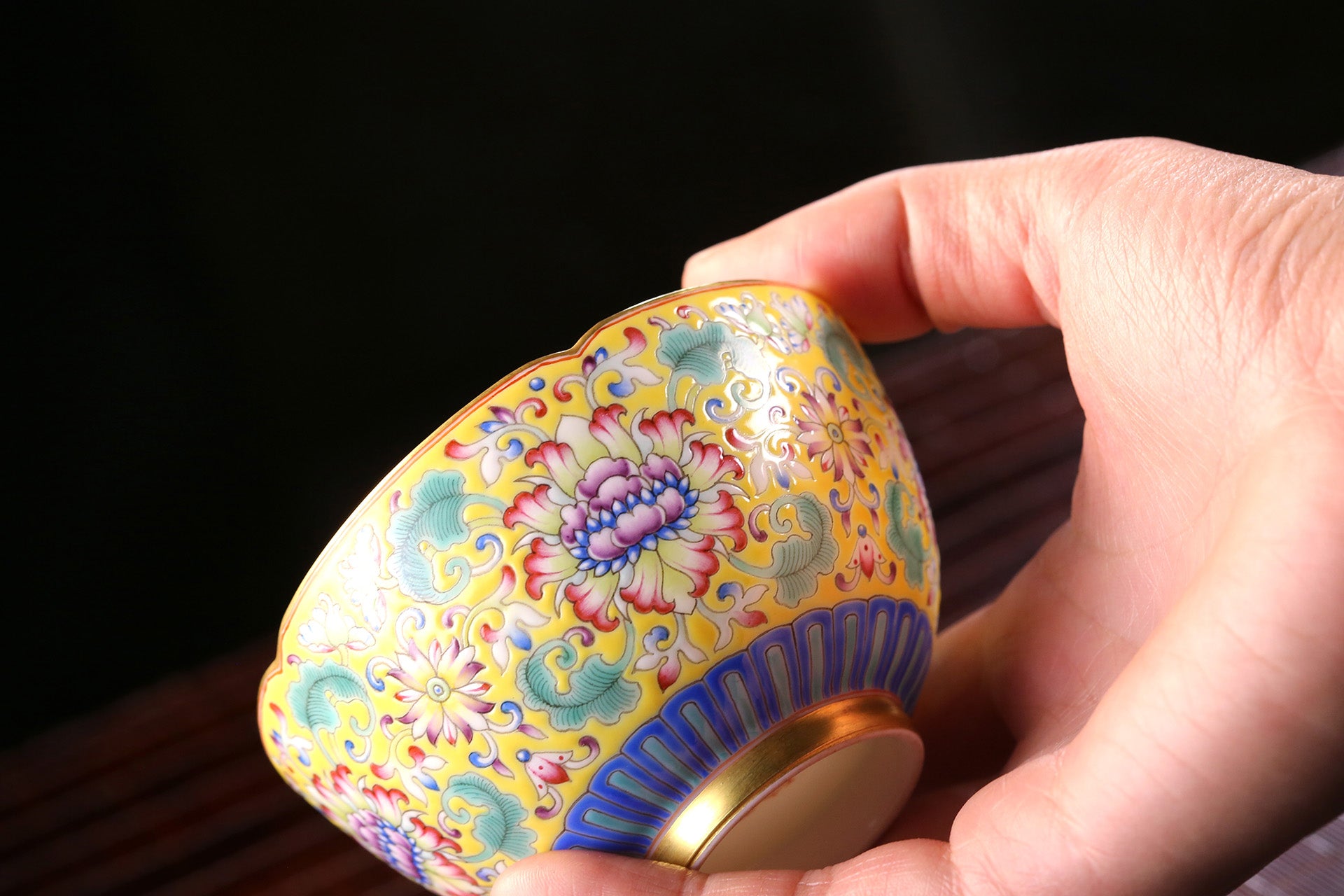 黄地粉彩缠枝葵口杯