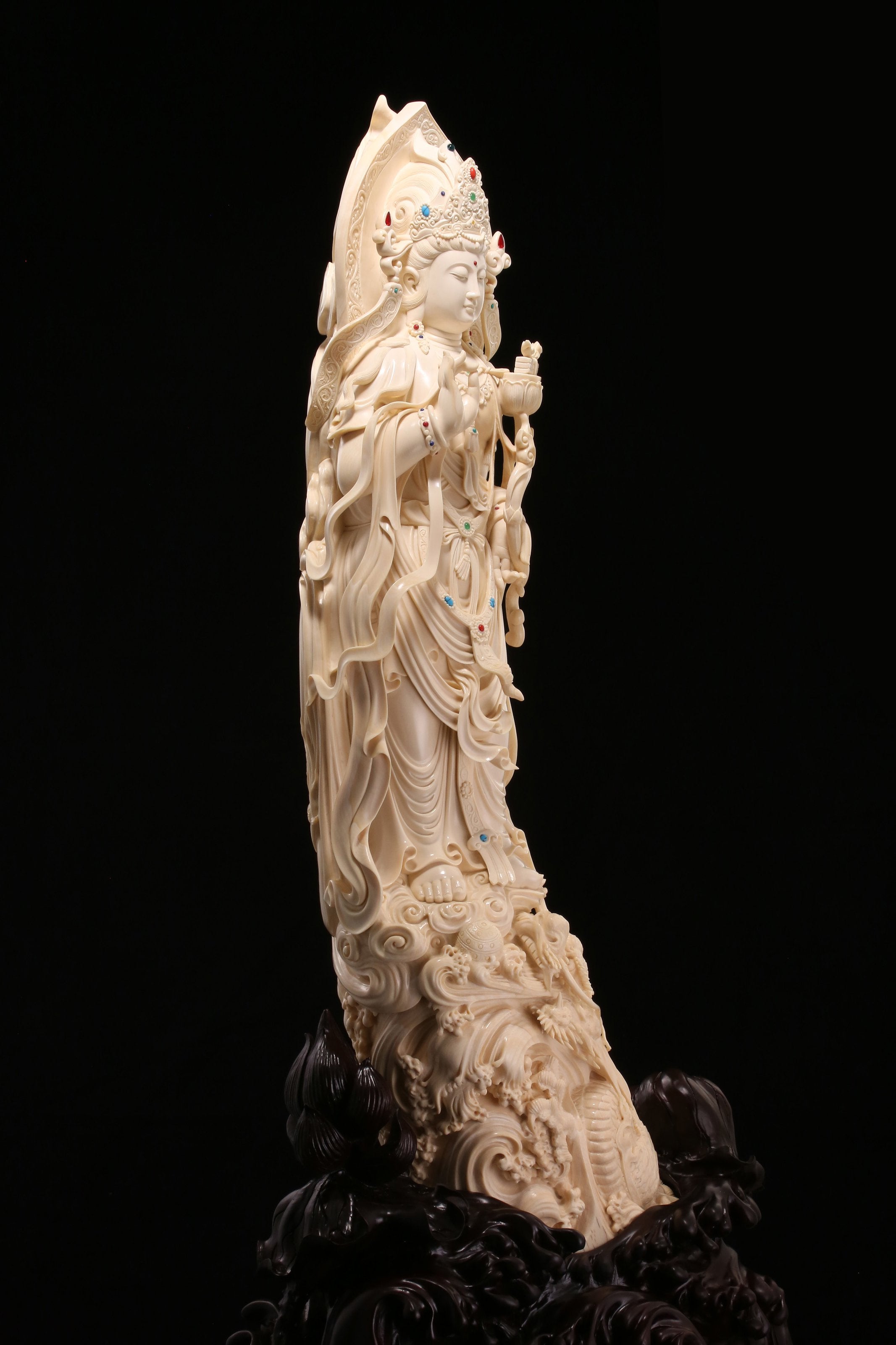 手持莲花驭龙观音