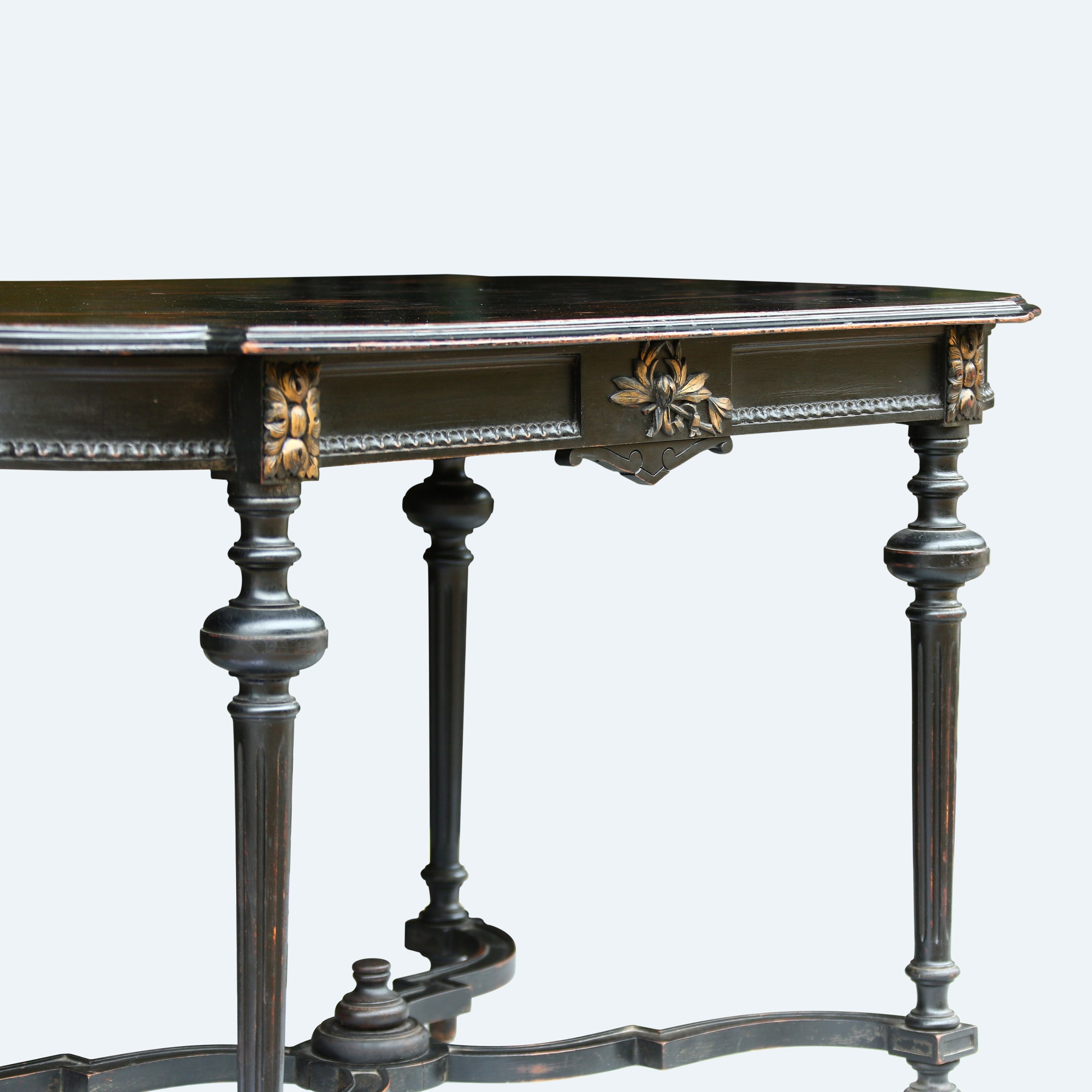 19th-century British four-legged tea table