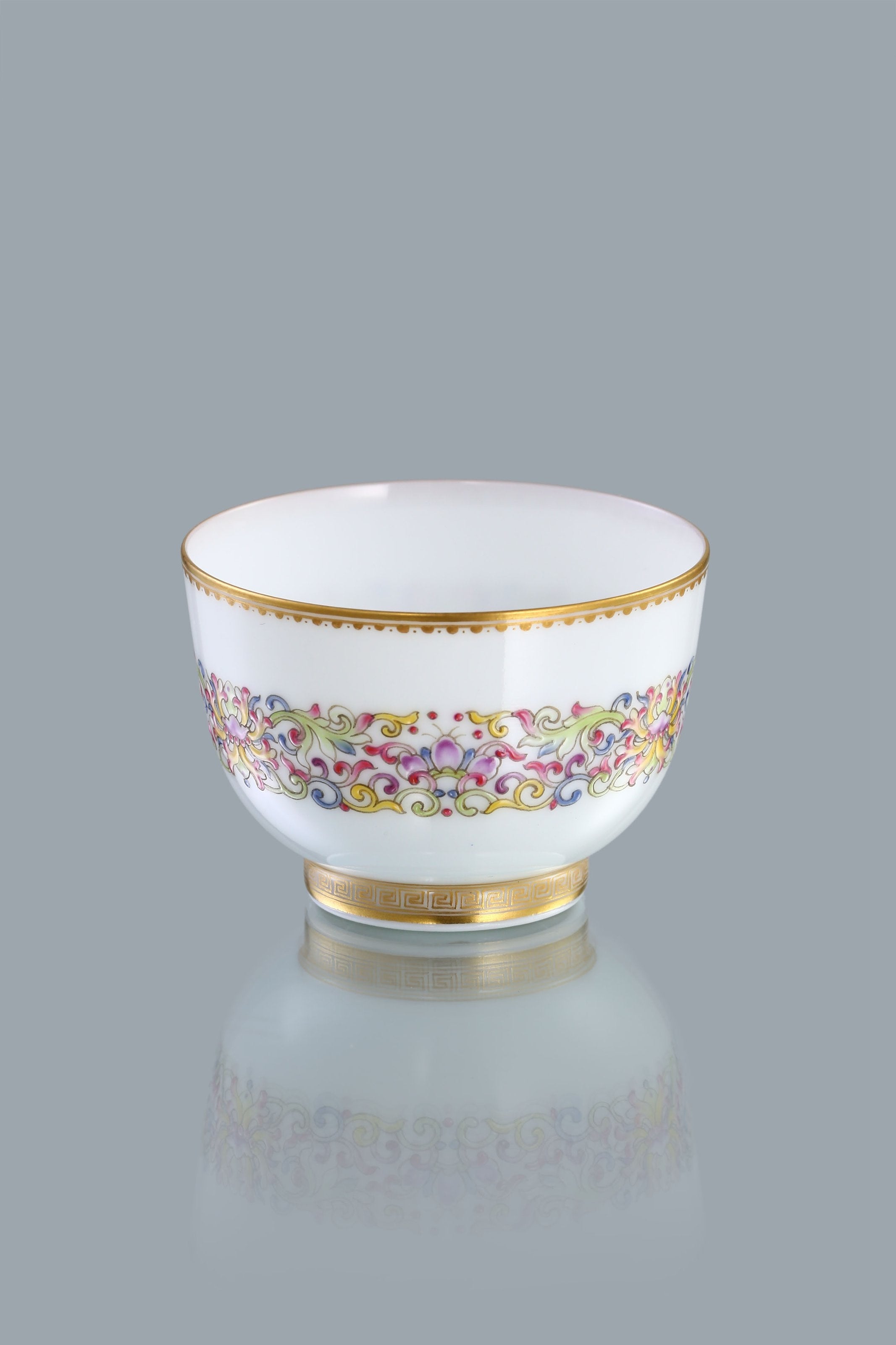 Gilded Rim Slightly Waisted Lidded Bowl / Tea Cup with Ruyi and Interlocking Scroll Patterns