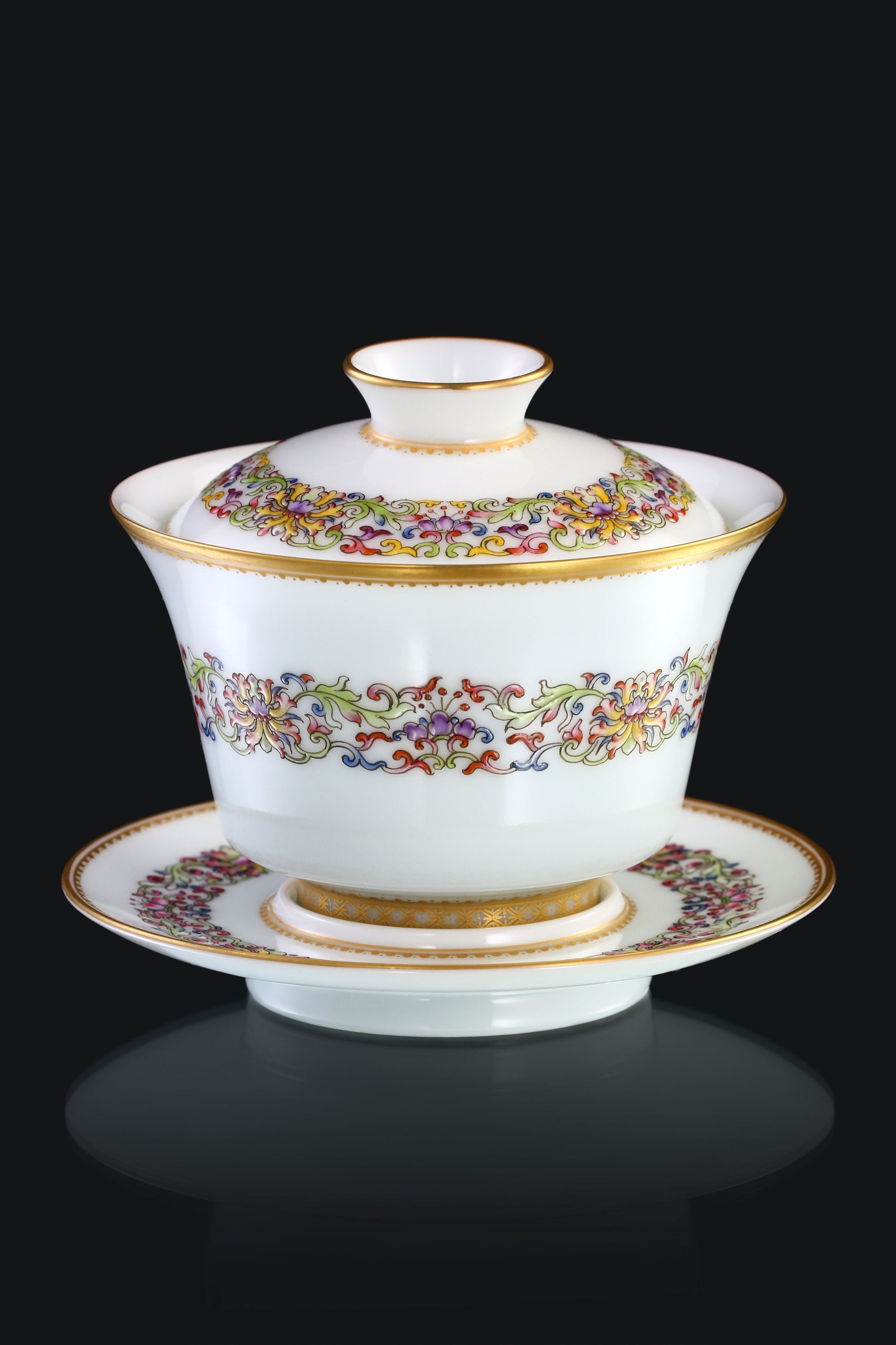Gilded Rim Slightly Waisted Lidded Bowl / Tea Cup with Ruyi and Interlocking Scroll Patterns