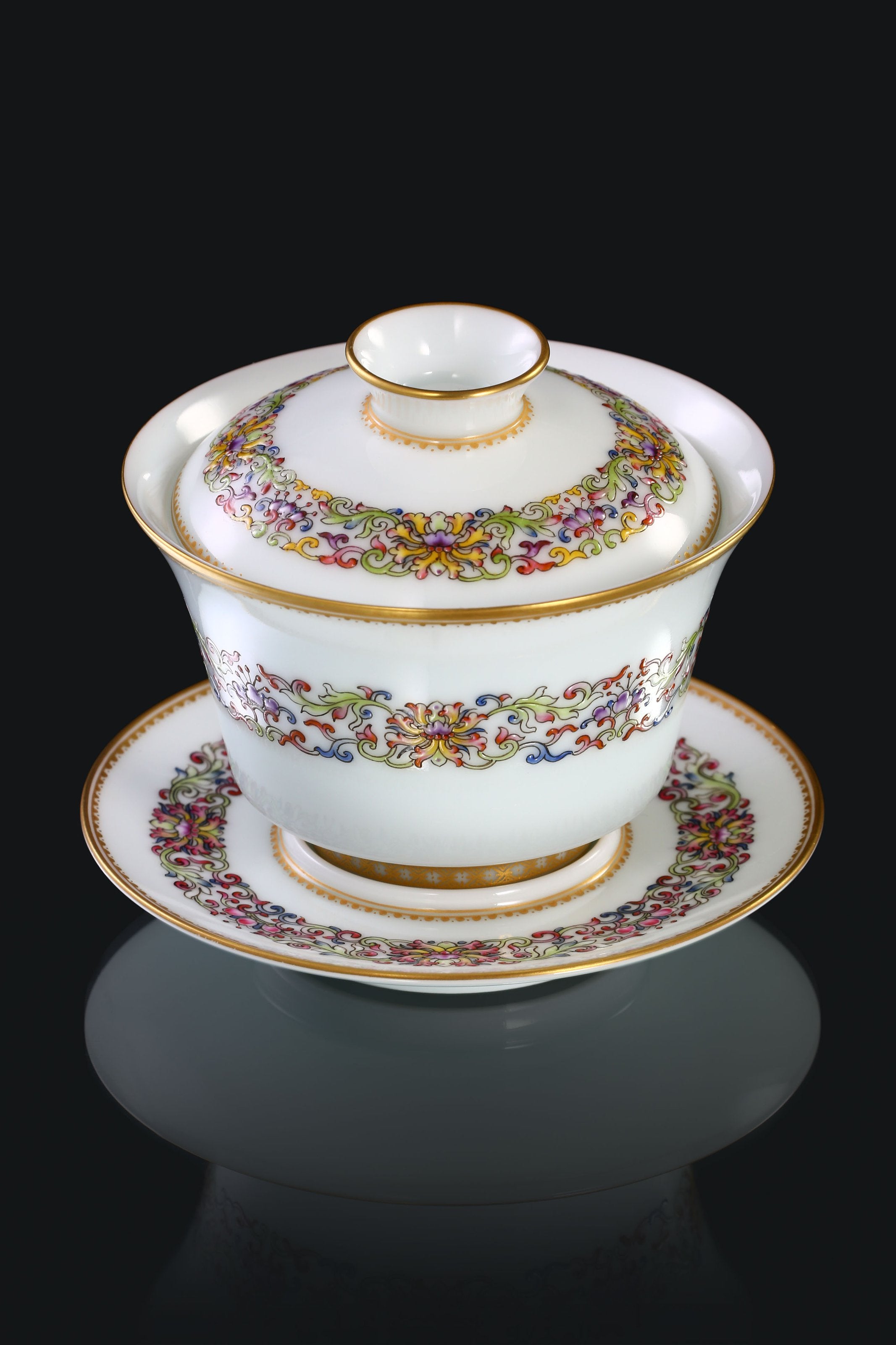 Gilded Rim Slightly Waisted Lidded Bowl / Tea Cup with Ruyi and Interlocking Scroll Patterns