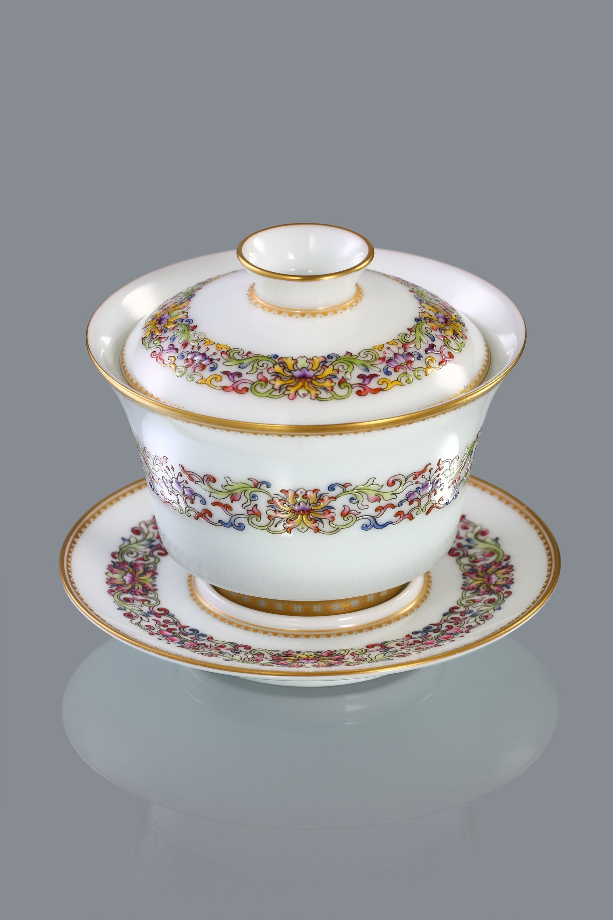 Gilded Rim Slightly Waisted Lidded Bowl / Tea Cup with Ruyi and Interlocking Scroll Patterns
