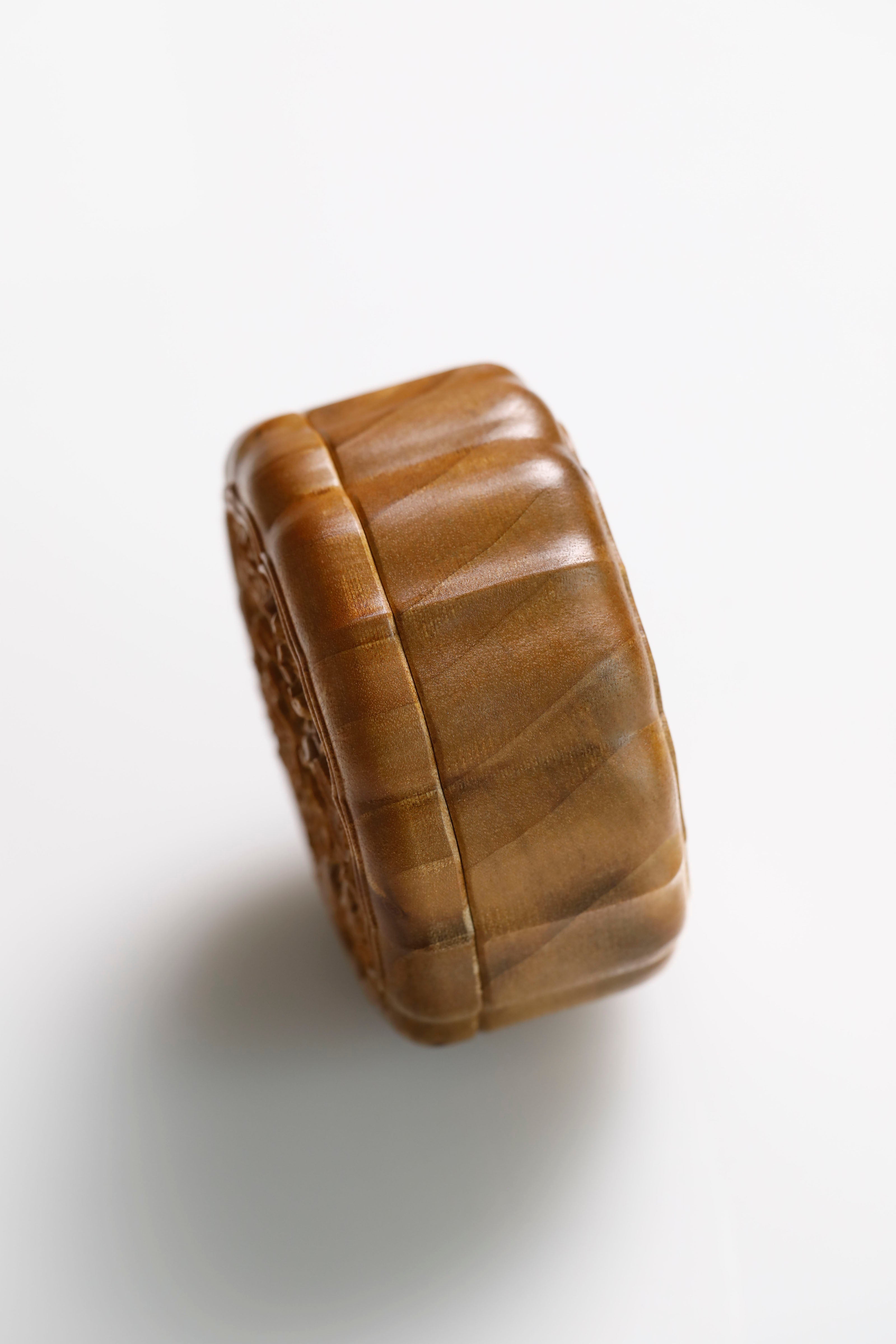 金丝楠镂空六角梅花香盒