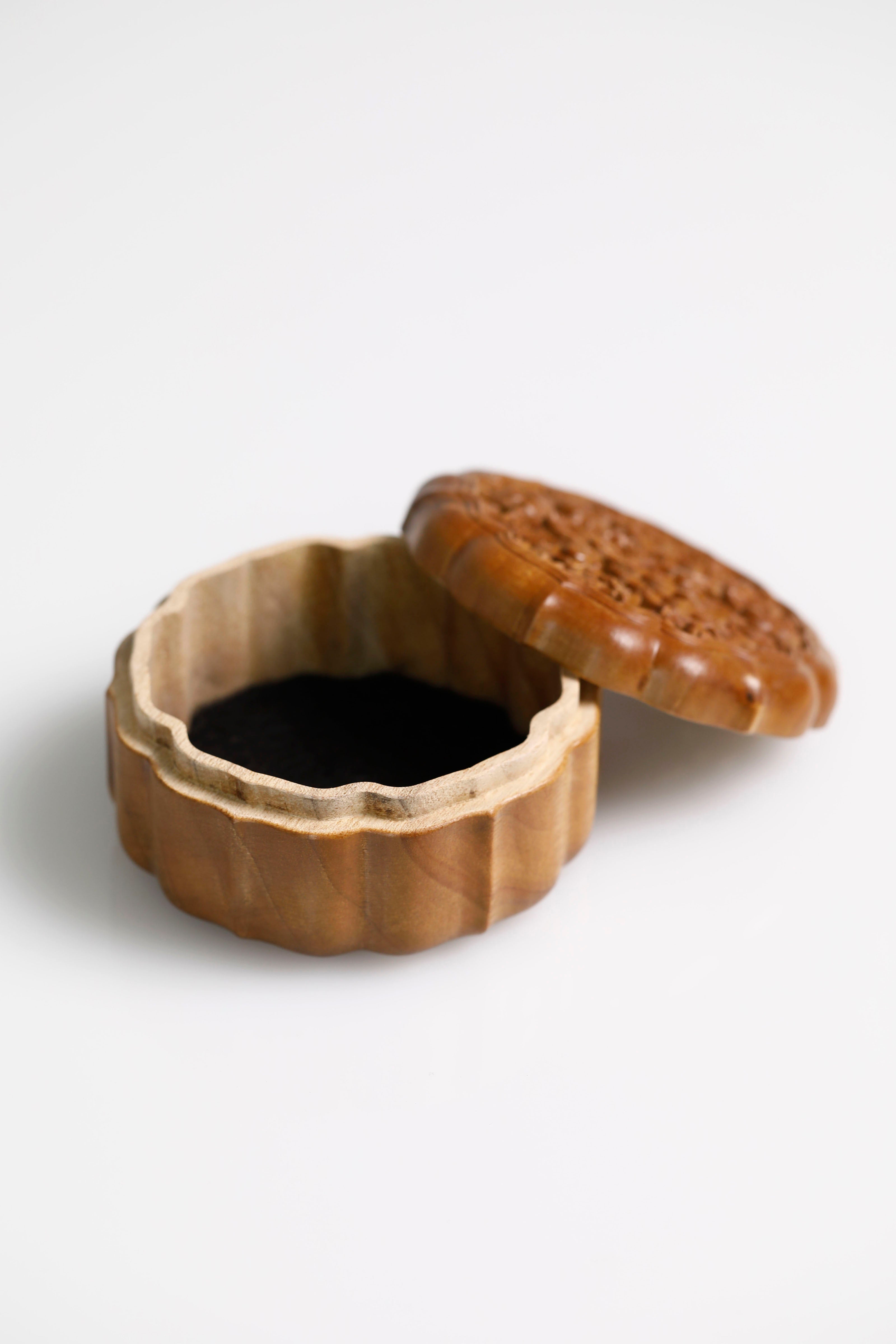 金丝楠镂空六角梅花香盒