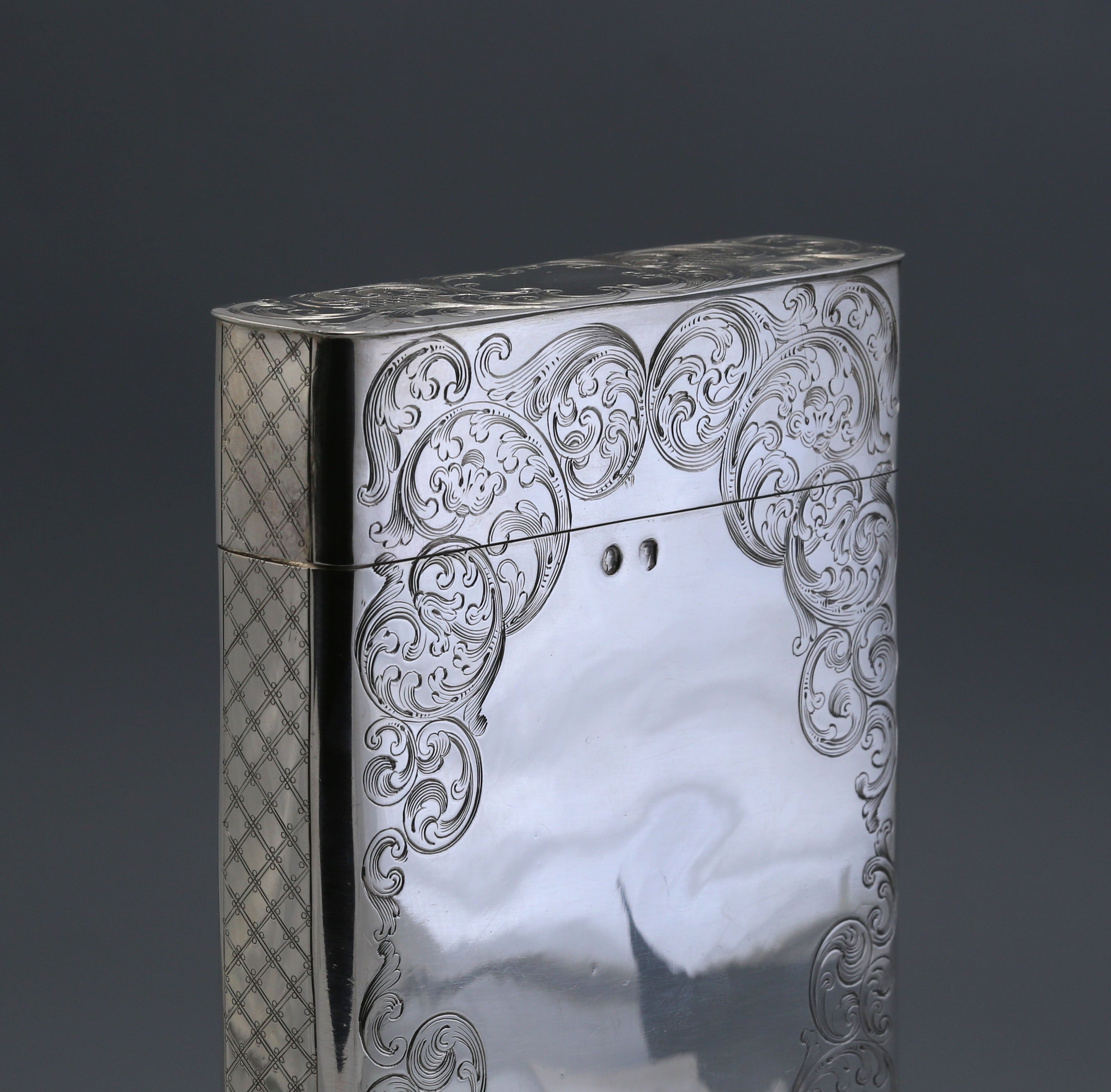 英国都柏林1867-1868年制纯银錾刻卷草纹雪茄盒