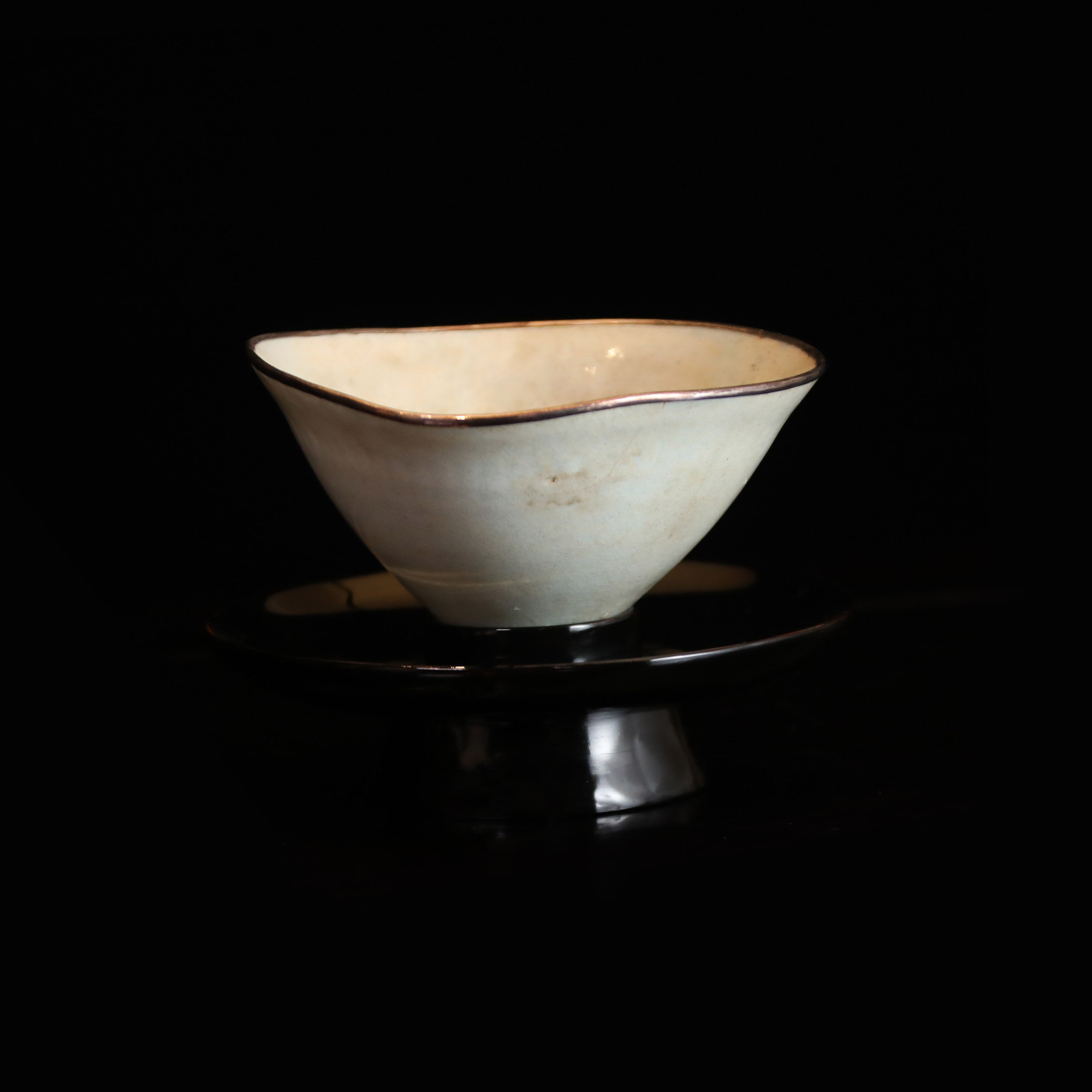 A Pair of Reproduced Hutian Kiln Conical Bowls with Kintsugi Repair (with Lacquer Stands)