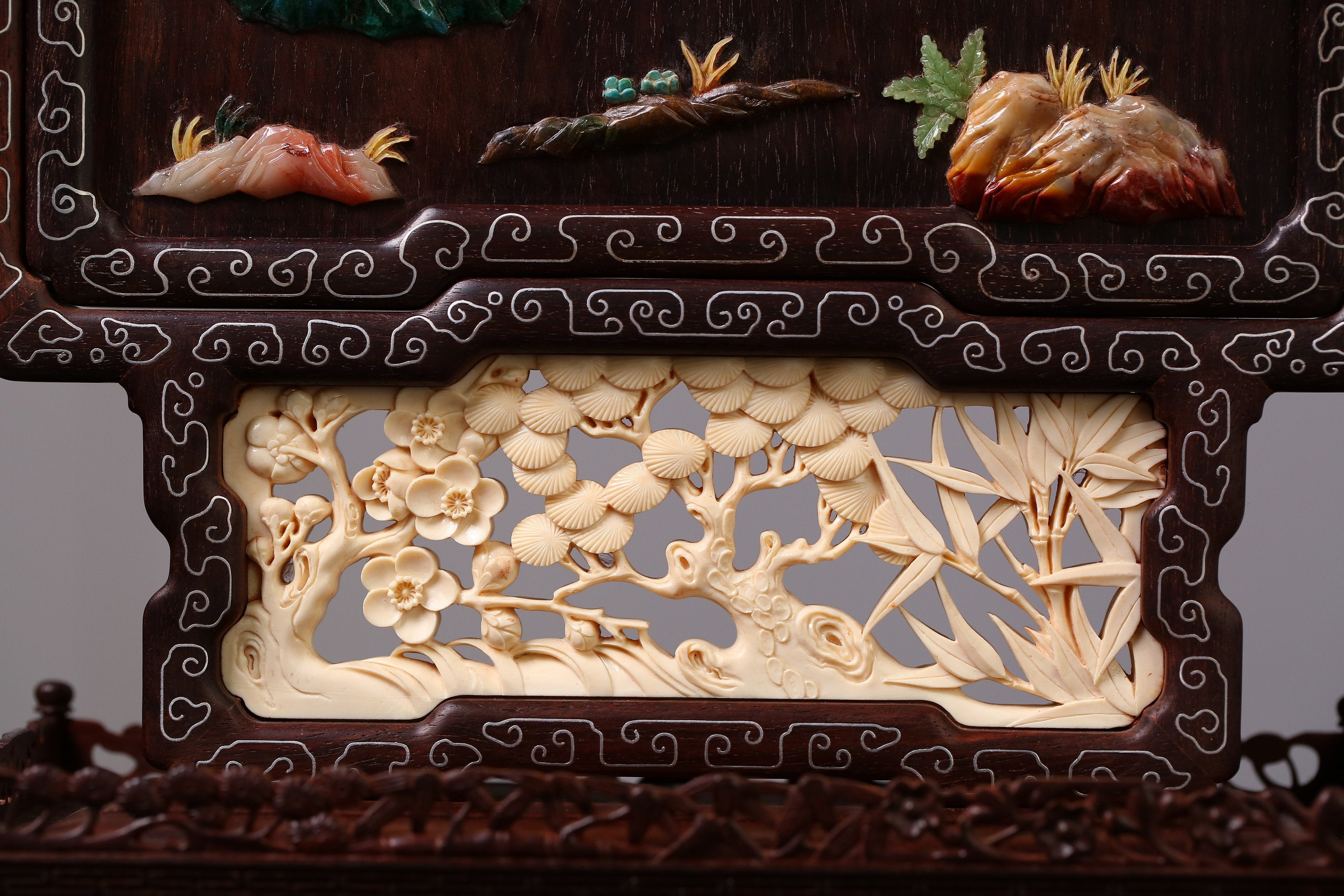 紫檀百宝嵌骏马掐银丝插屏