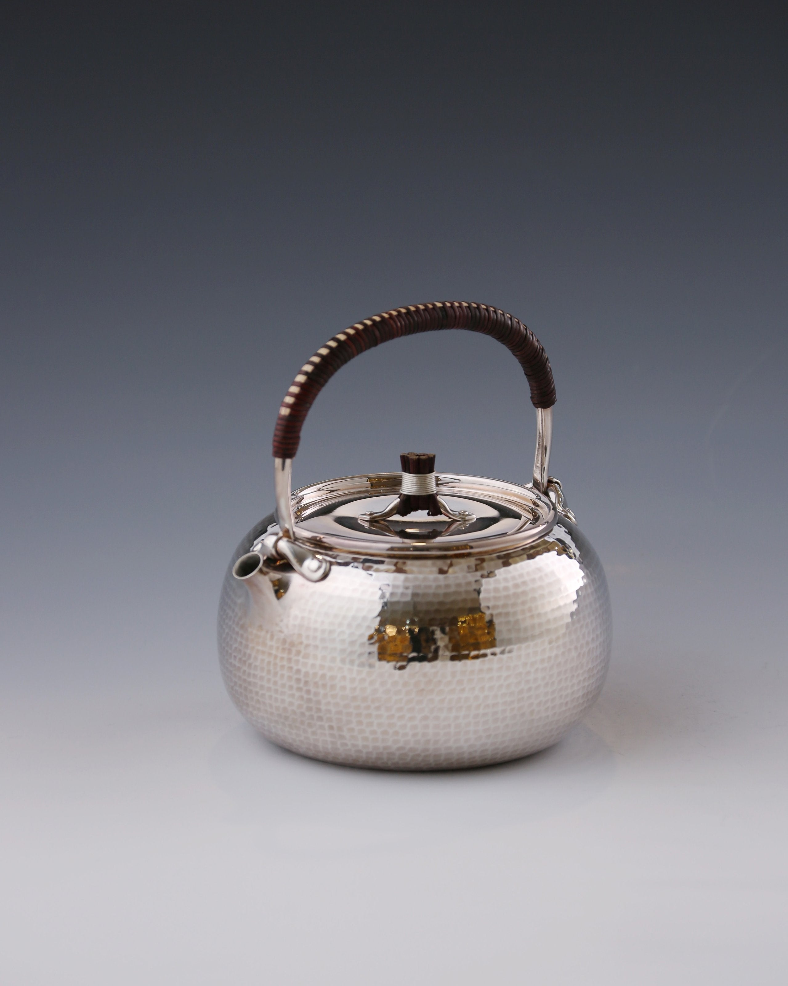 口打出齊錘紋純銀壺