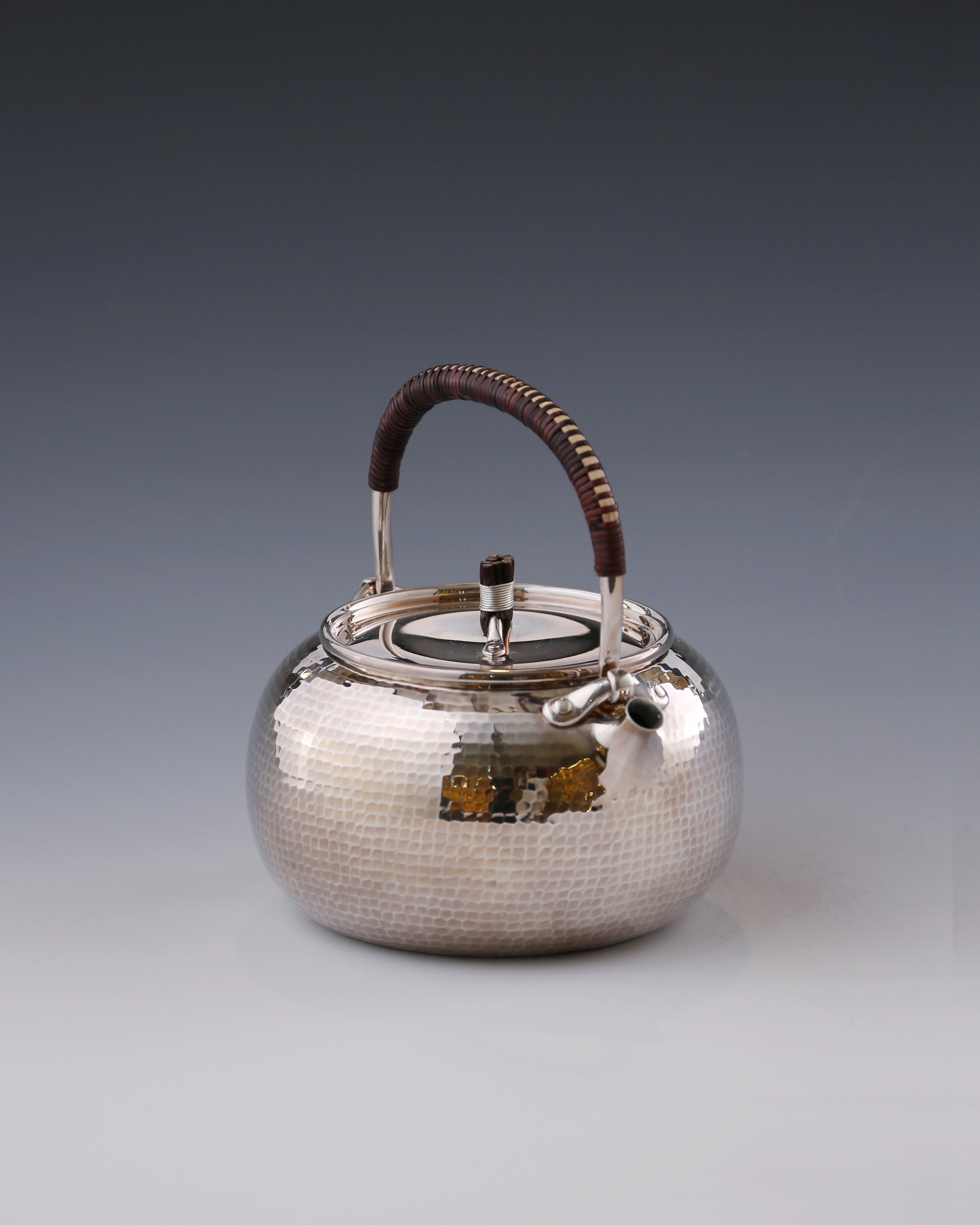 口打出齊錘紋純銀壺