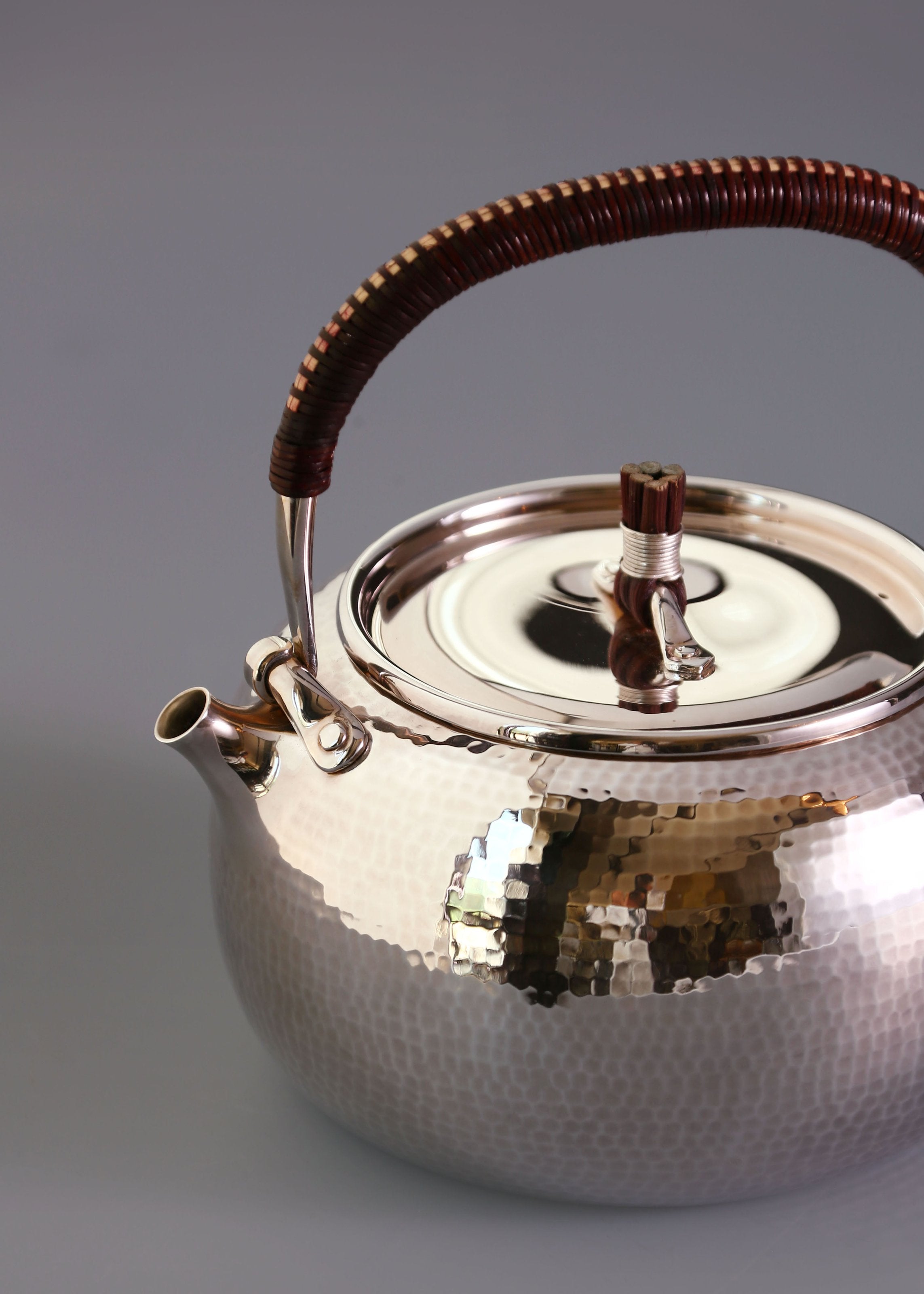 口打出齊錘紋純銀壺