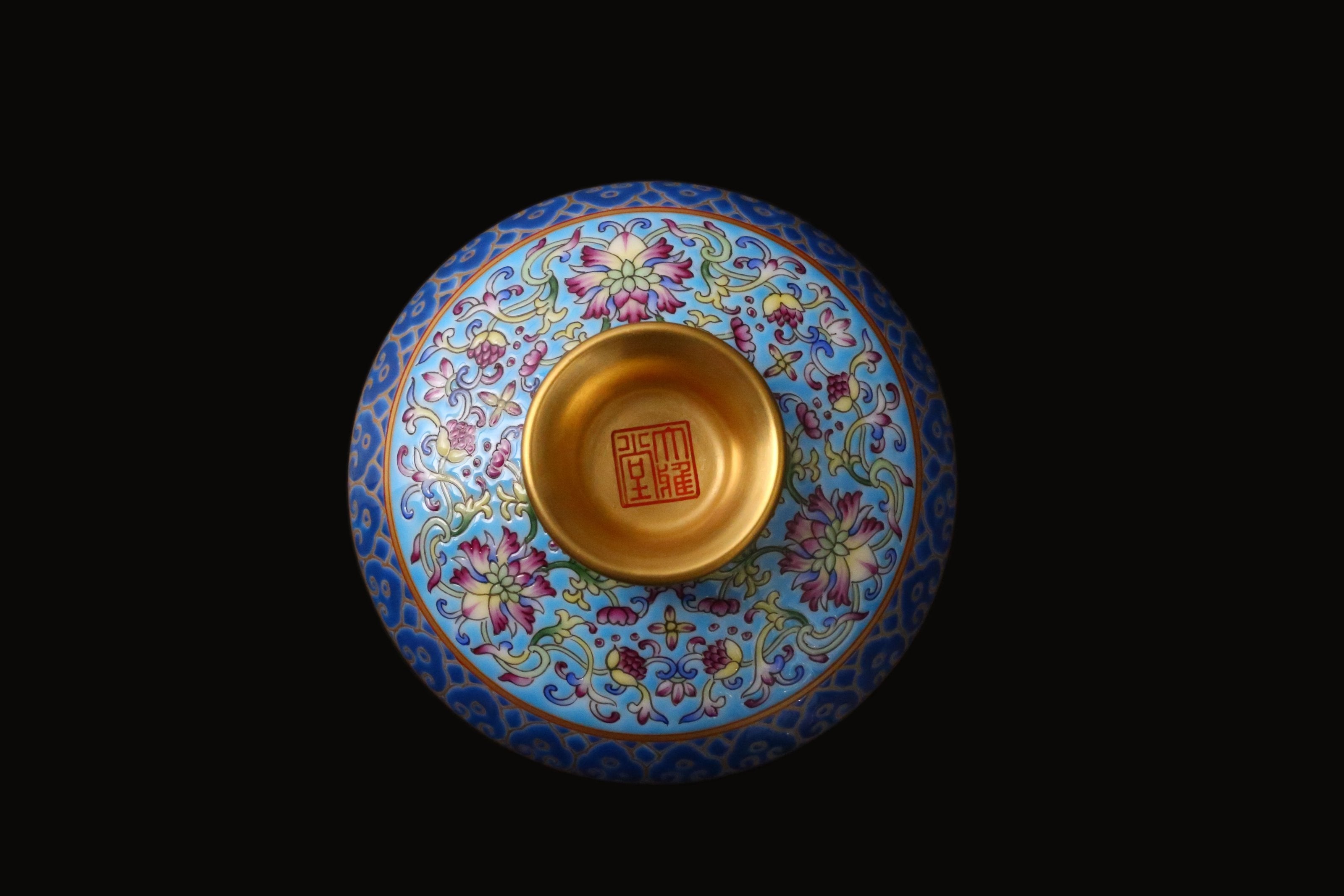 蓝地粉彩缠枝莲纹盖碗/杯