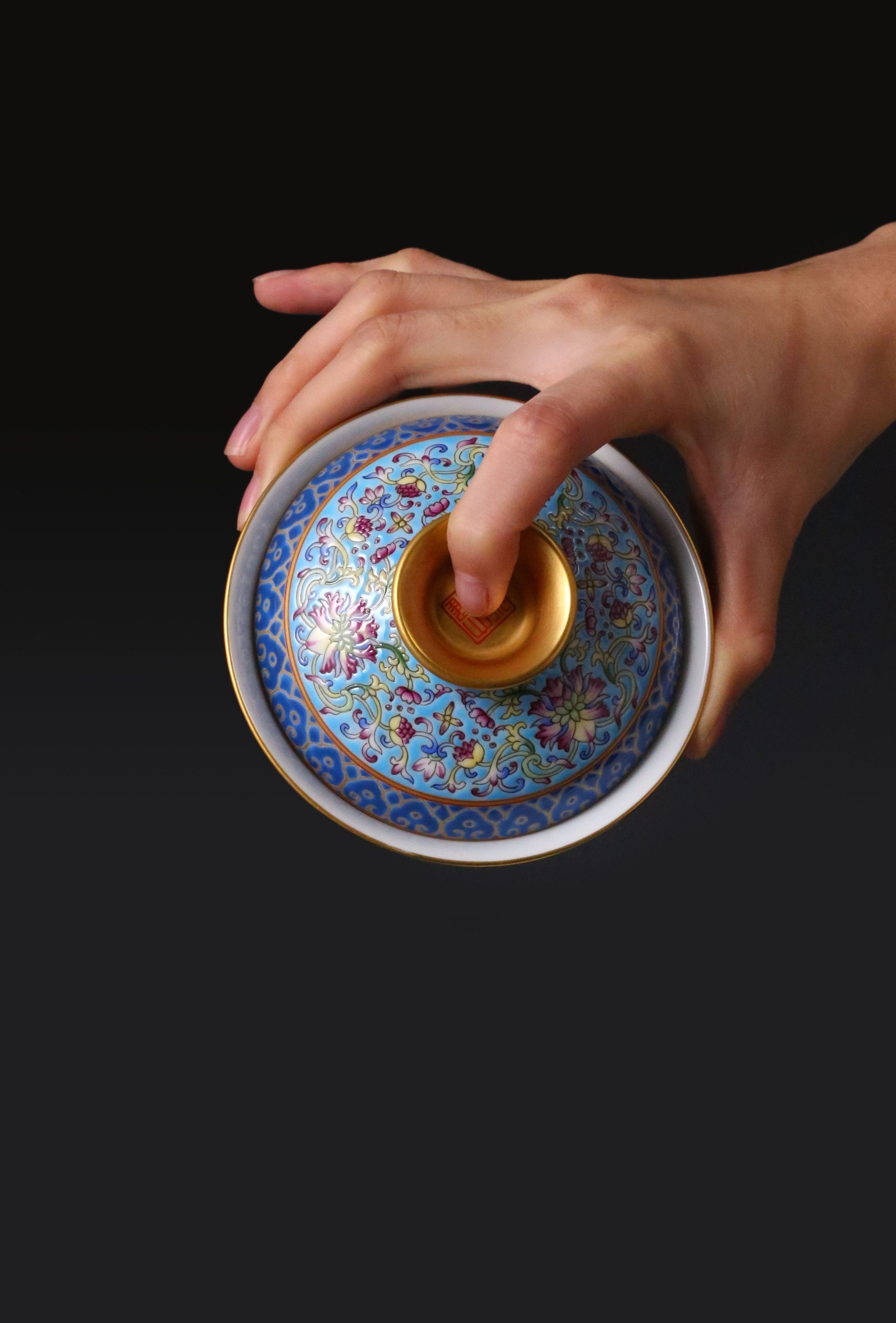 蓝地粉彩缠枝莲纹盖碗/杯