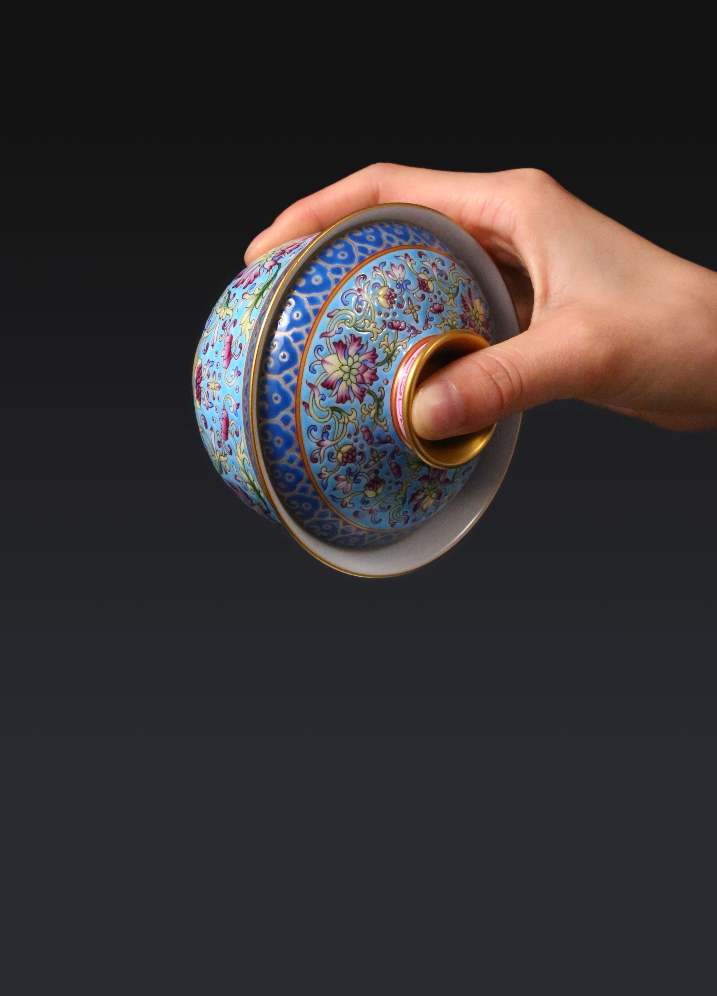 蓝地粉彩缠枝莲纹盖碗/杯