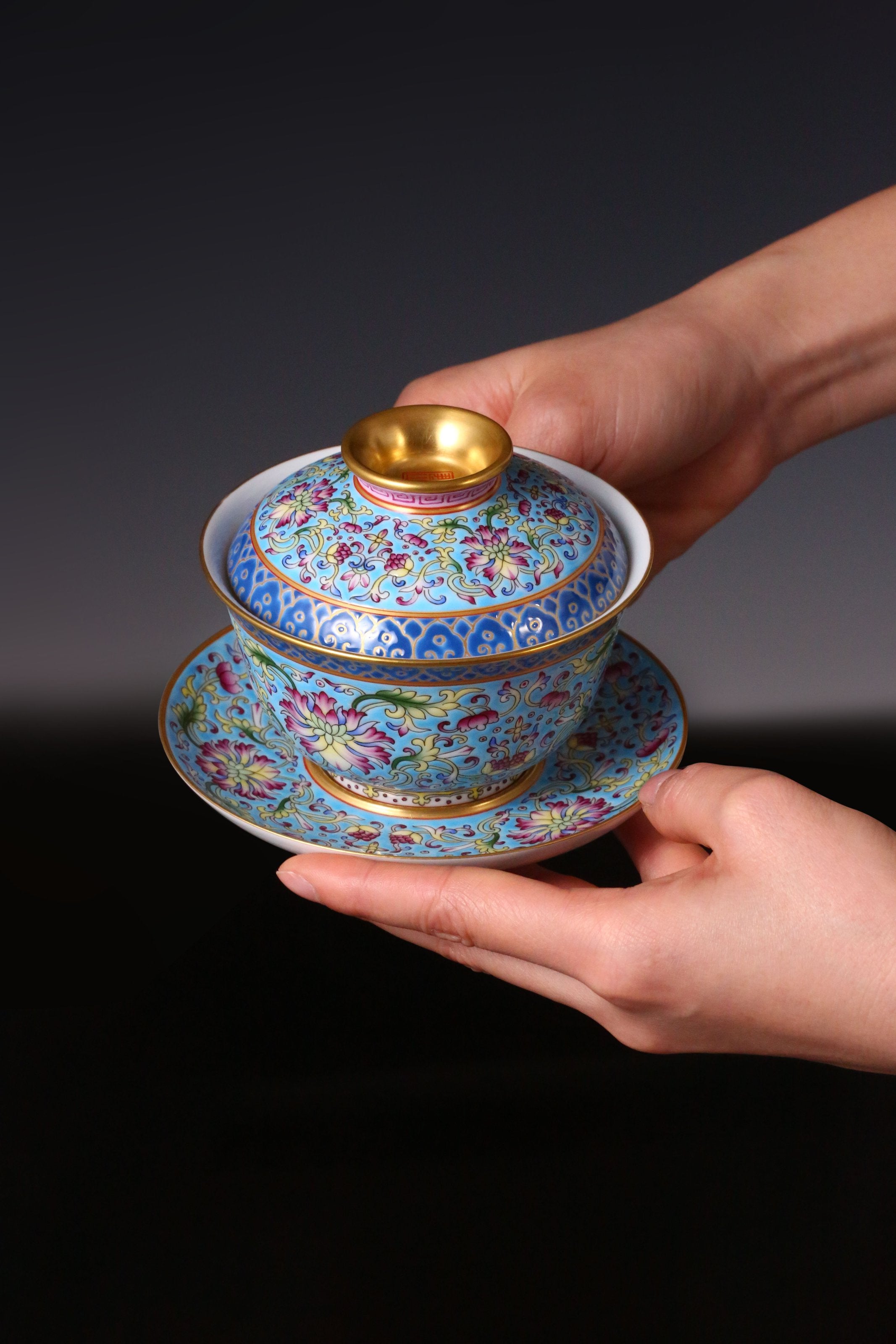 蓝地粉彩缠枝莲纹盖碗/杯