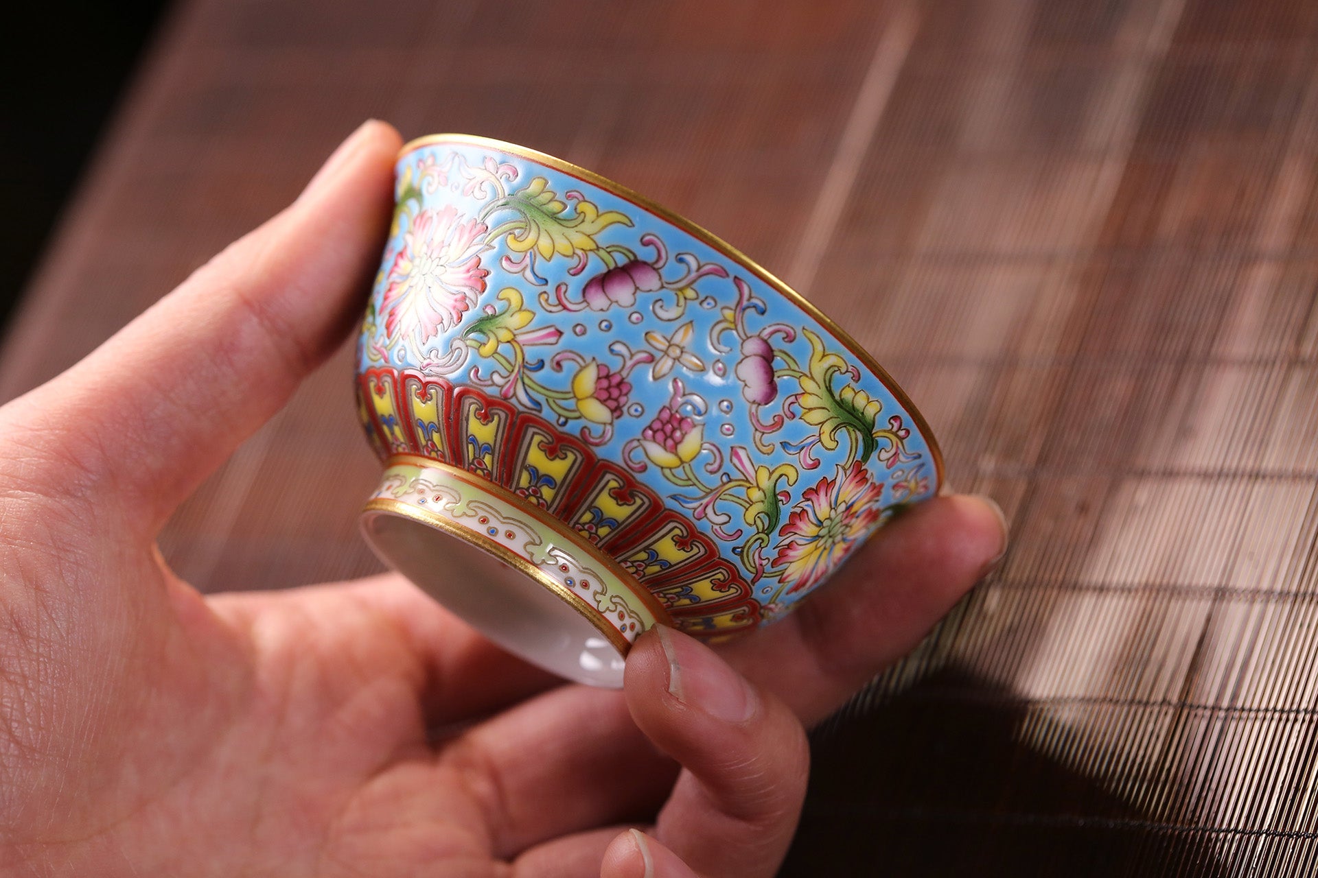 蓝地粉彩缠枝莲纹盖碗/杯