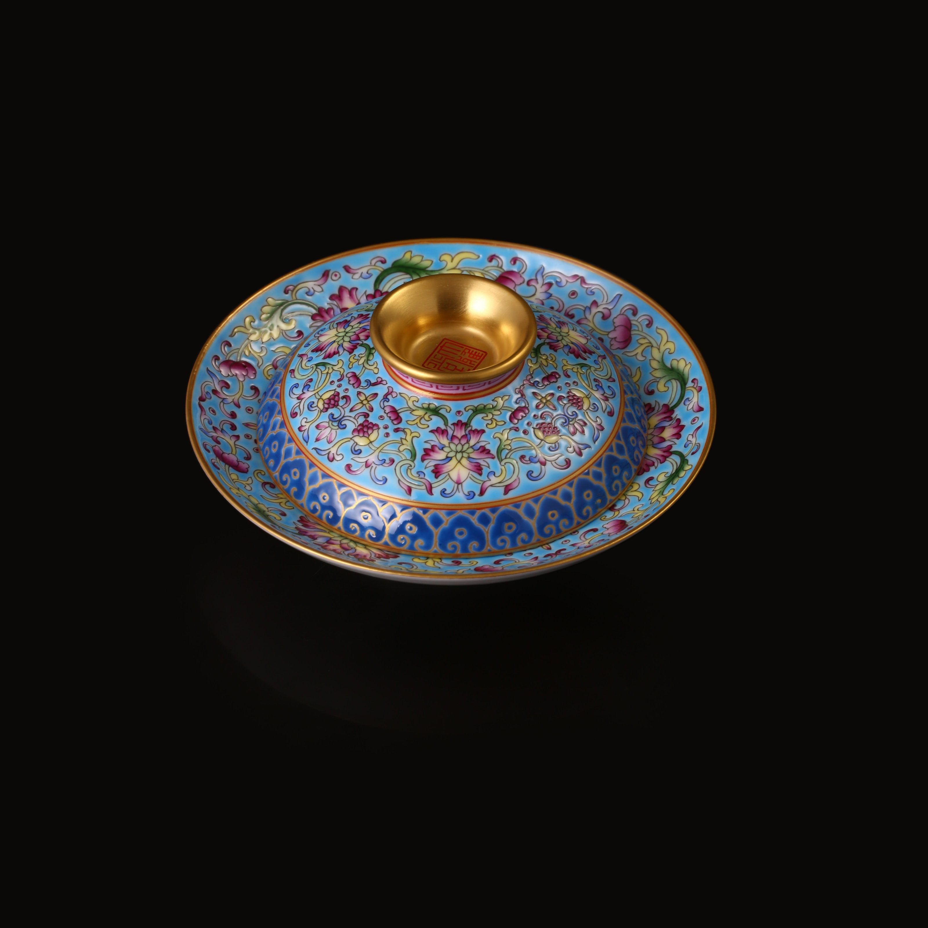 蓝地粉彩缠枝莲纹盖碗/杯