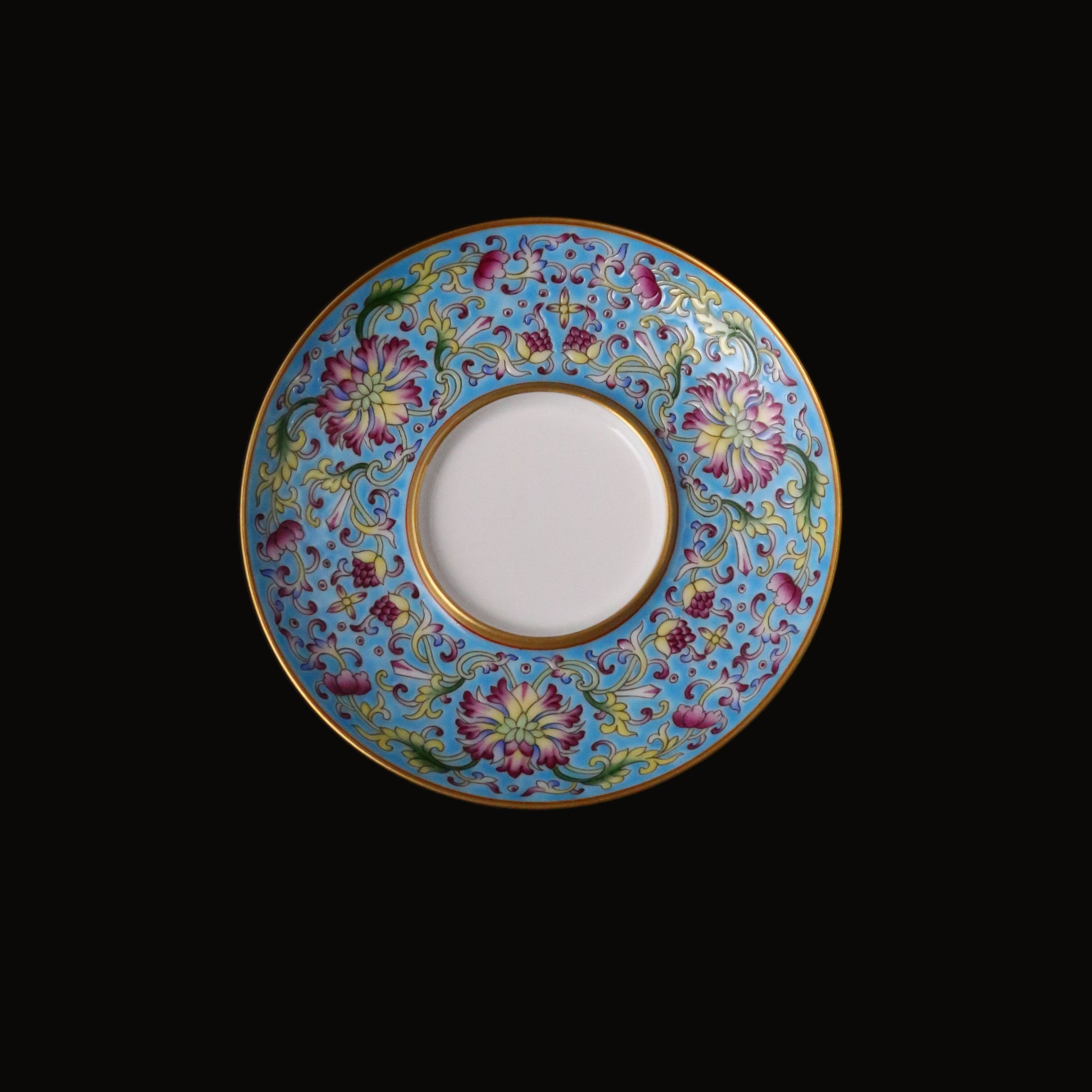 蓝地粉彩缠枝莲纹盖碗/杯