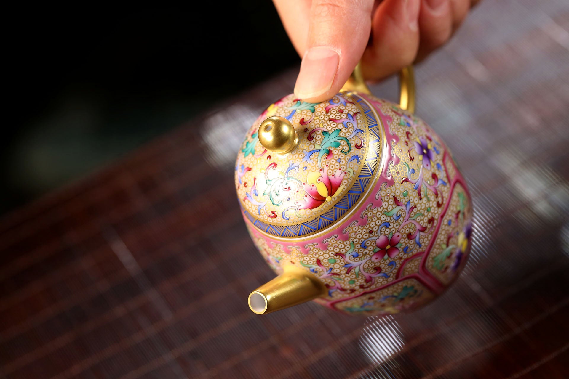 Enamel Beauty Shoulder Teapot with Lotus Motif