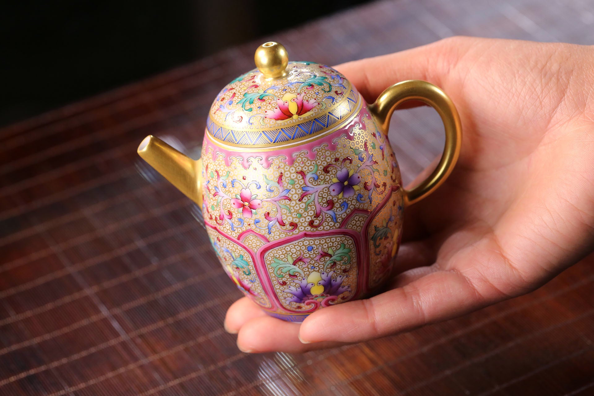 Enamel Beauty Shoulder Teapot with Lotus Motif