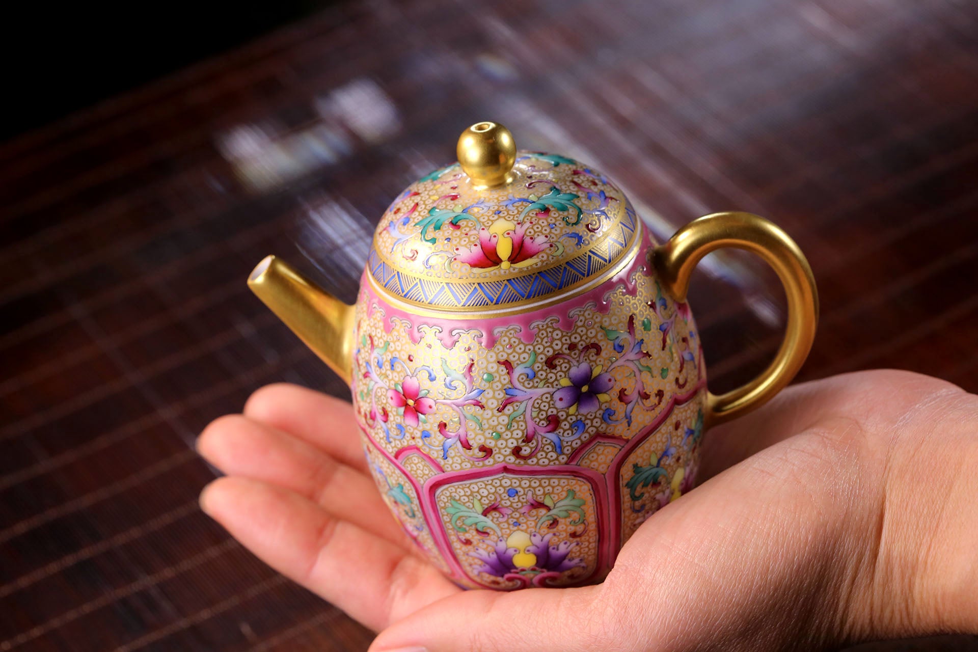 Enamel Beauty Shoulder Teapot with Lotus Motif