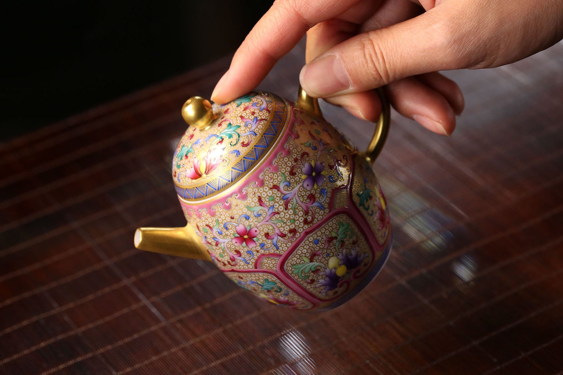 Enamel Beauty Shoulder Teapot with Lotus Motif