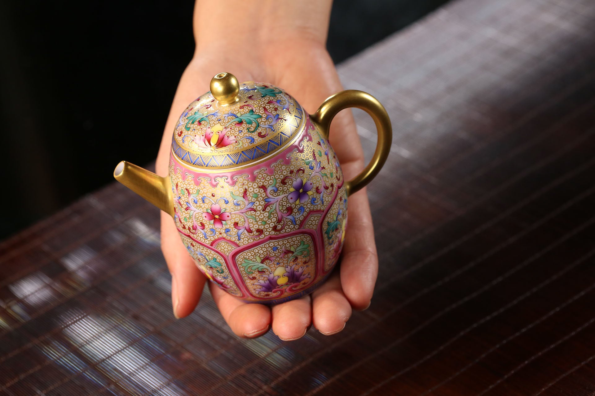 Enamel Beauty Shoulder Teapot with Lotus Motif