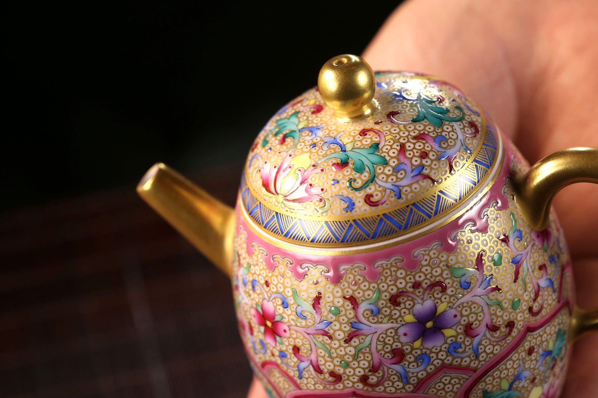 Enamel Beauty Shoulder Teapot with Lotus Motif