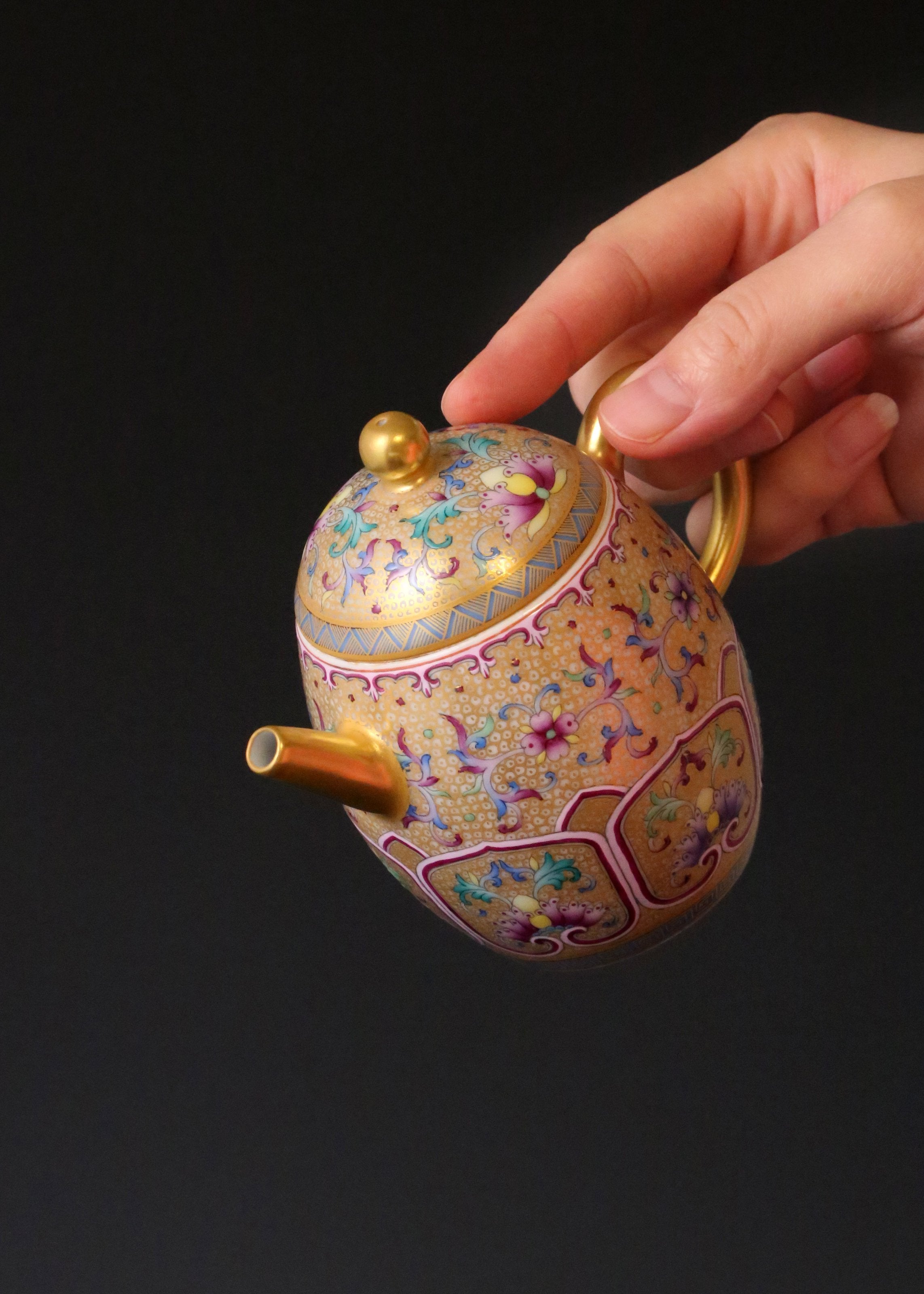 Enamel Beauty Shoulder Teapot with Lotus Motif