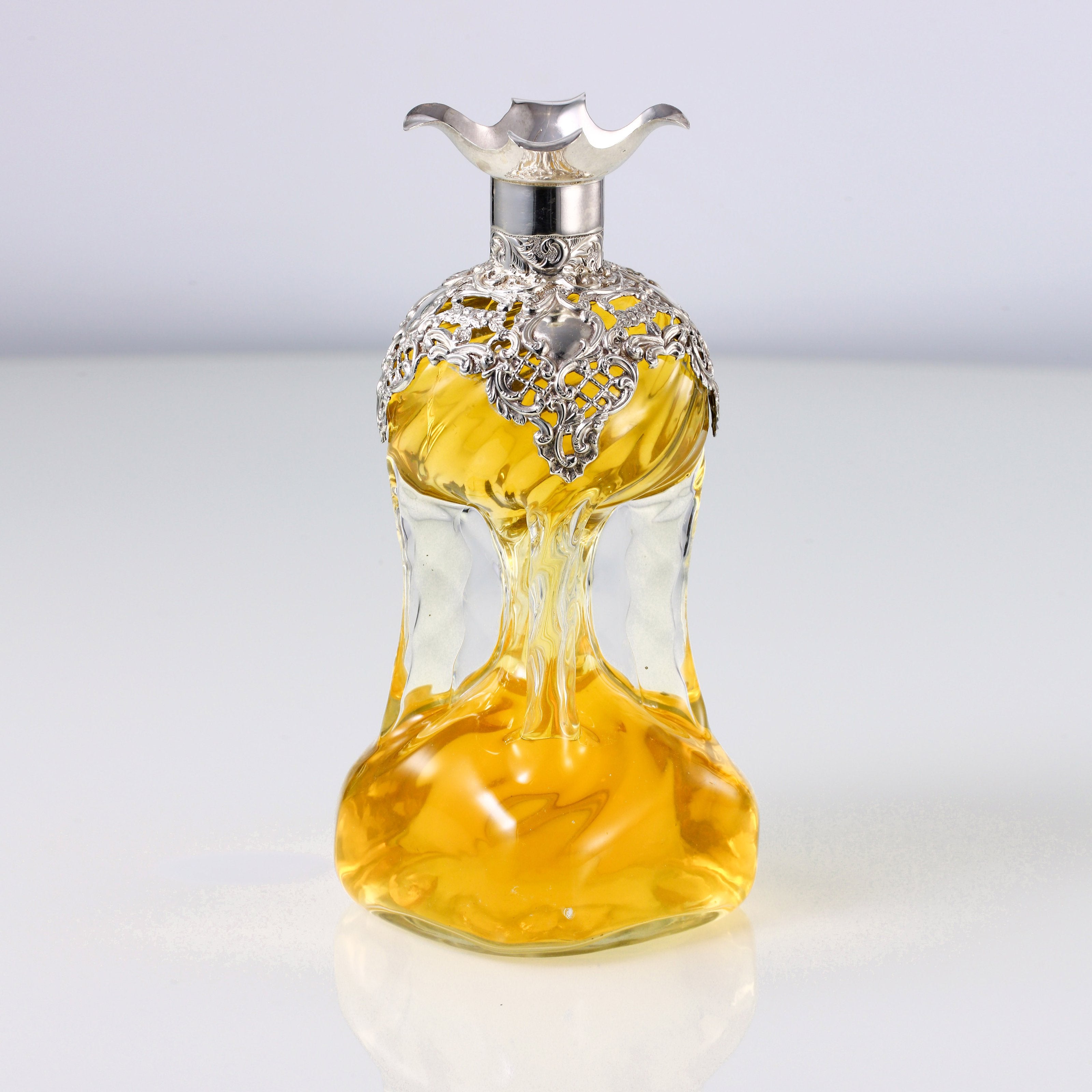 1898年英国纯银 镂空 花卉水晶酒樽  