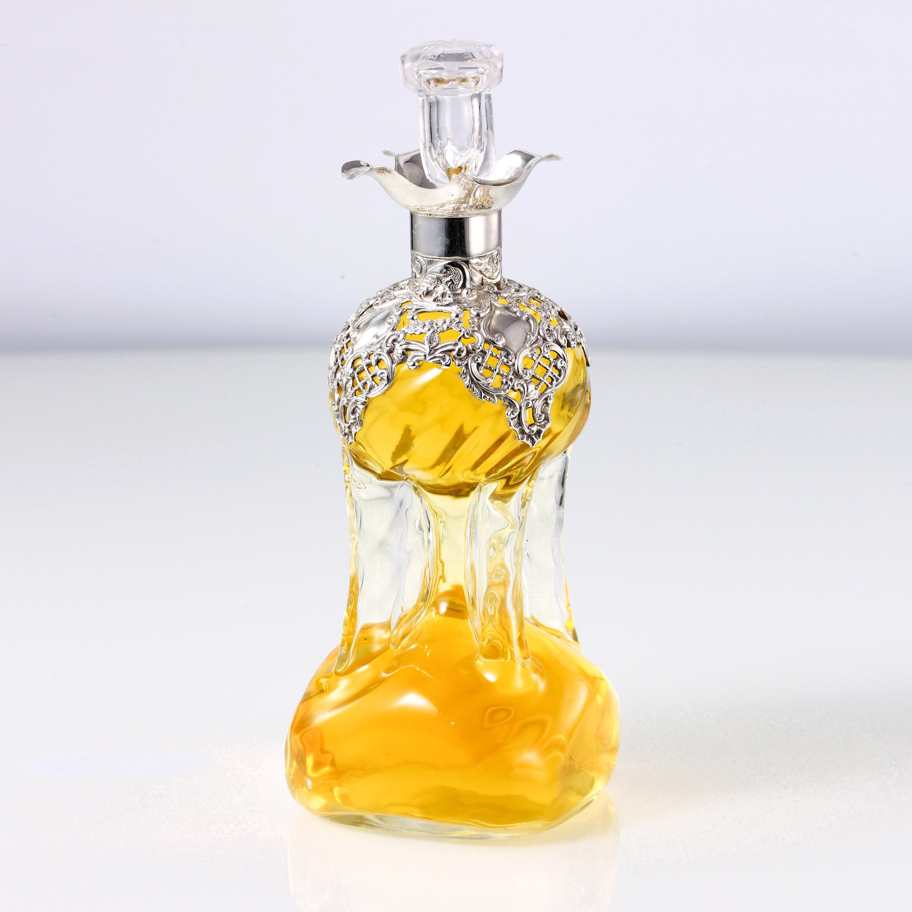 1898年英国纯银 镂空 花卉水晶酒樽  