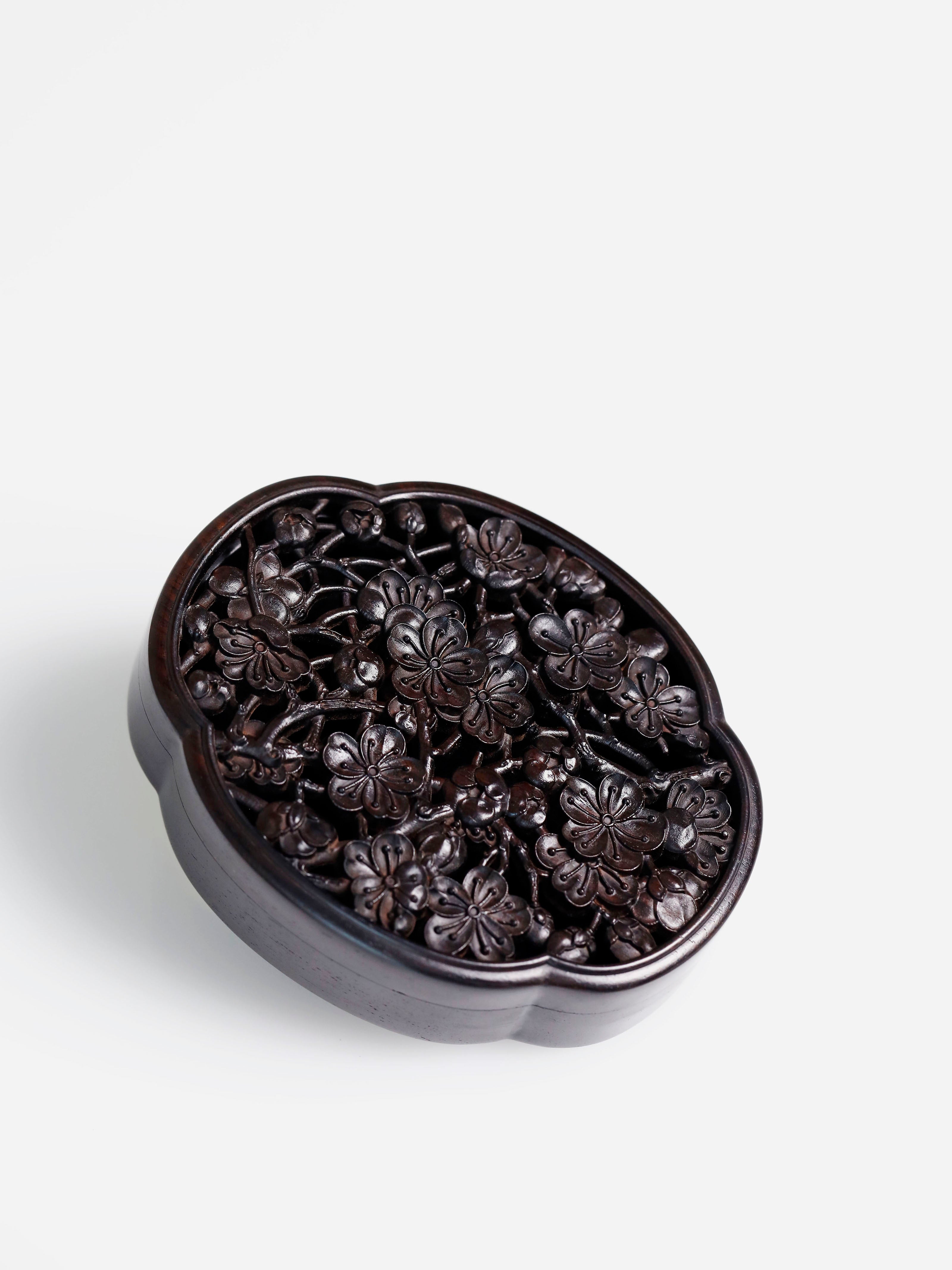 紫光檀镂空梅花形整木制香盒