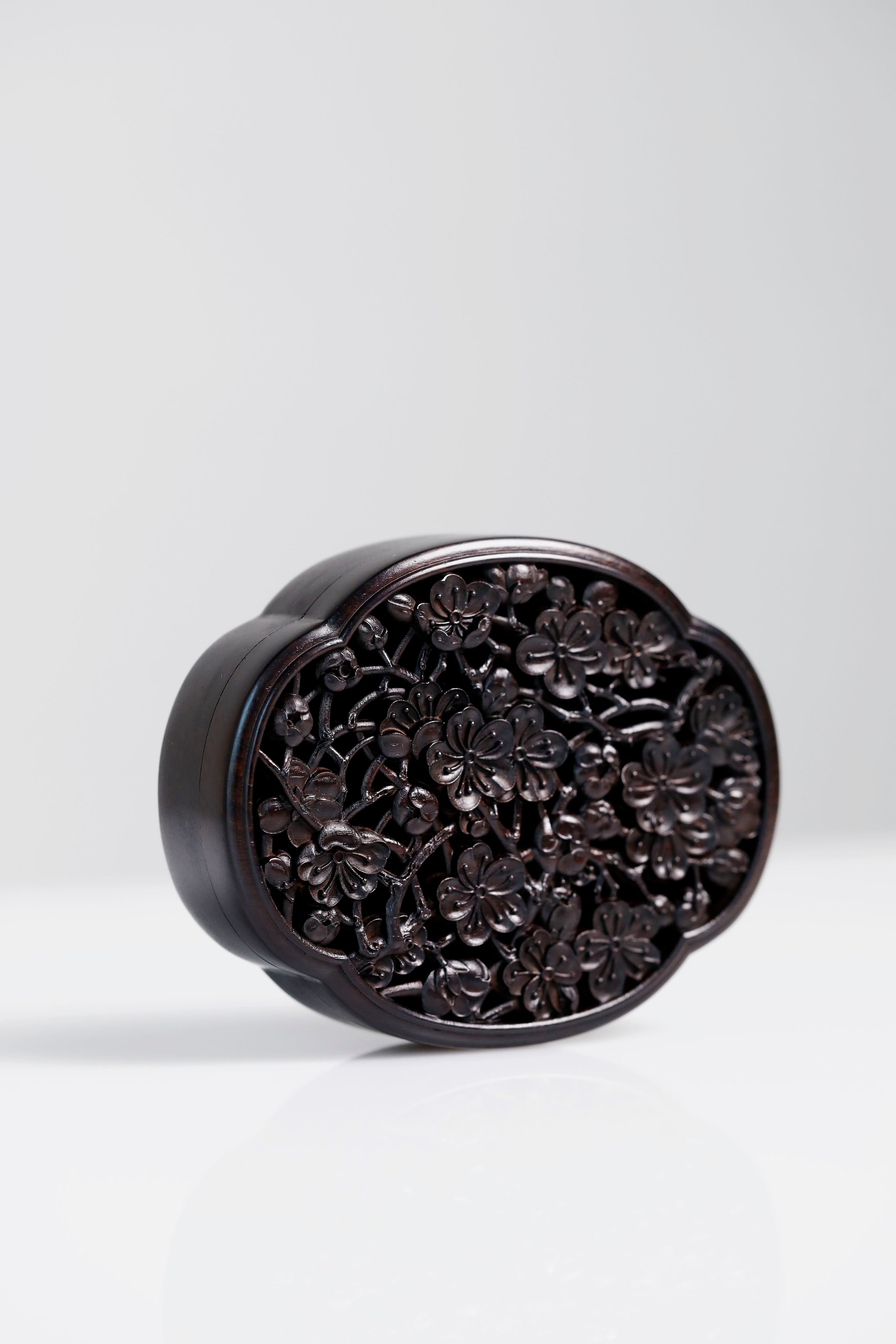 紫光檀镂空梅花形整木制香盒