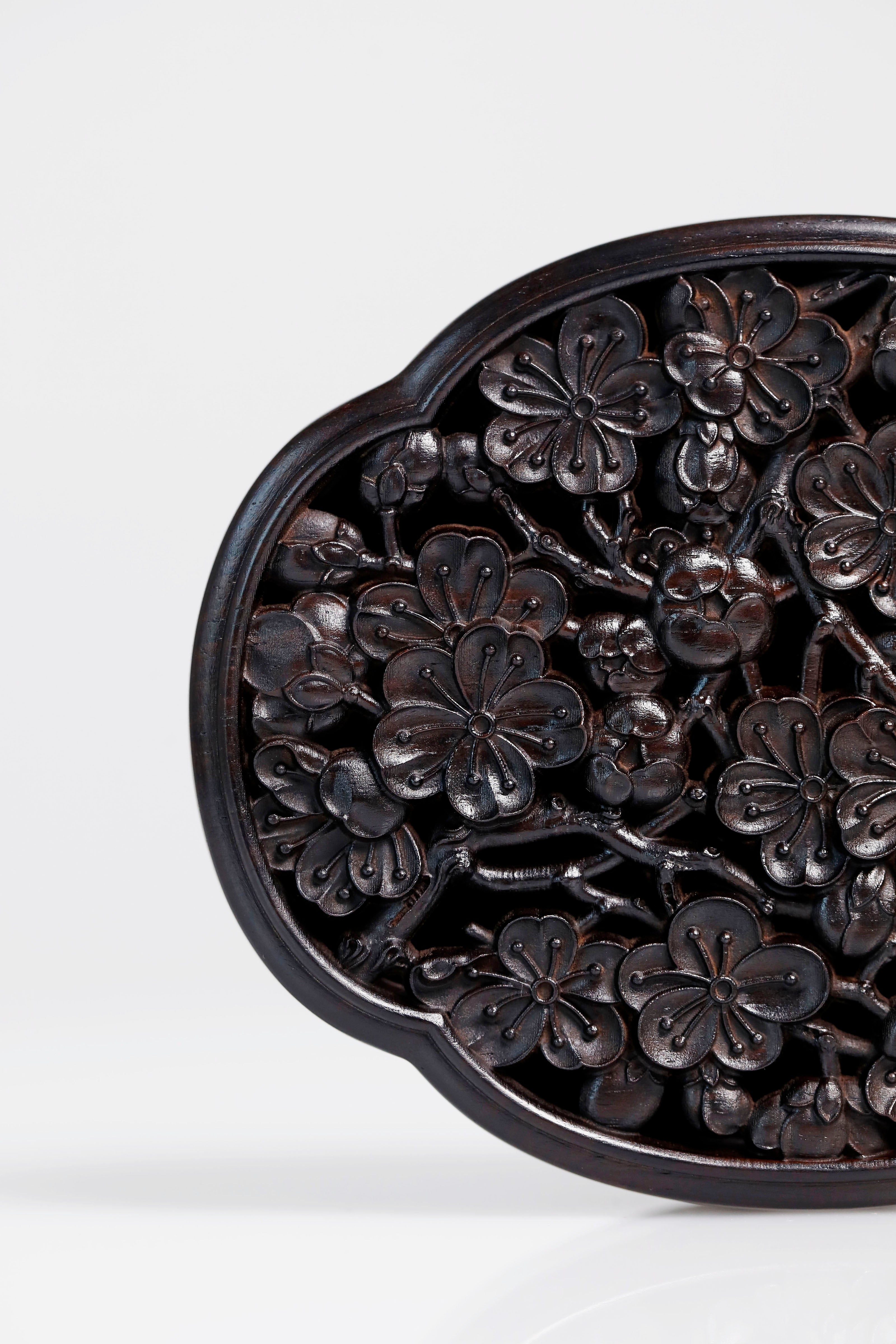 紫光檀镂空梅花形整木制香盒