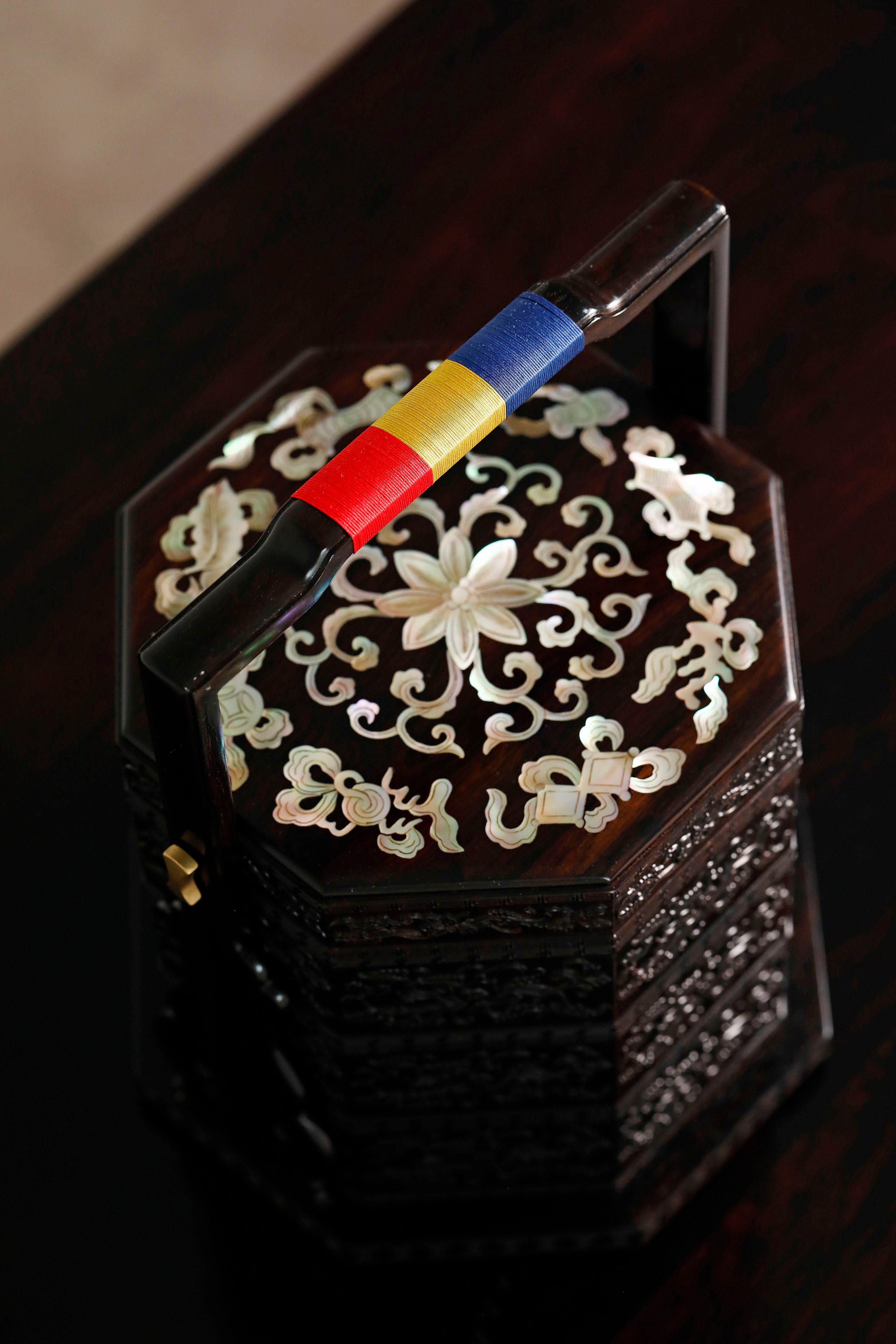 紫光檀嵌螺钿杂八宝八角提盒